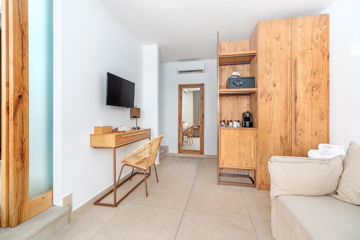Deluxe Suite with Pool View