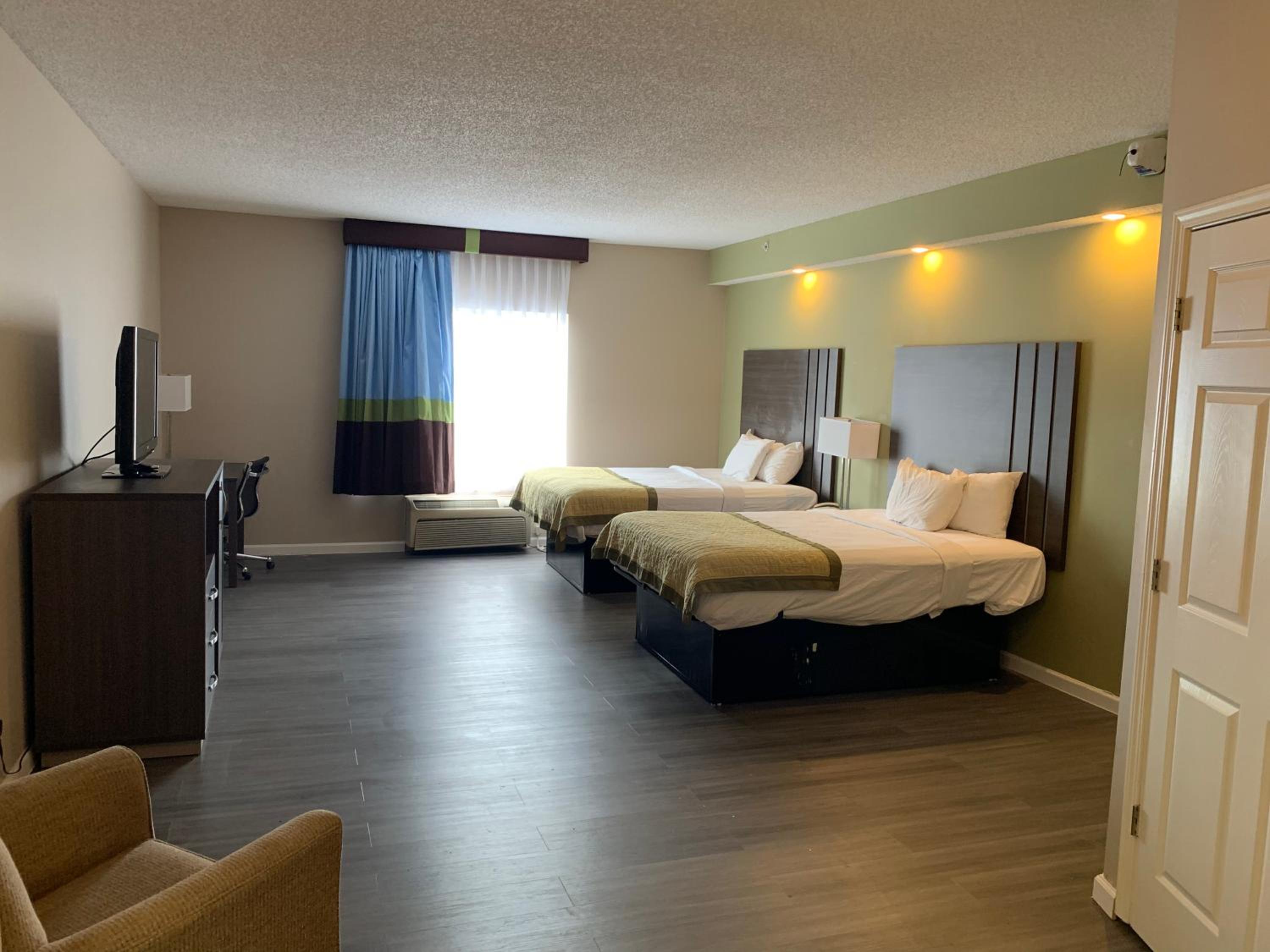 Quadruple Room With Two Queen Beds - Non Smoking - Photo 3