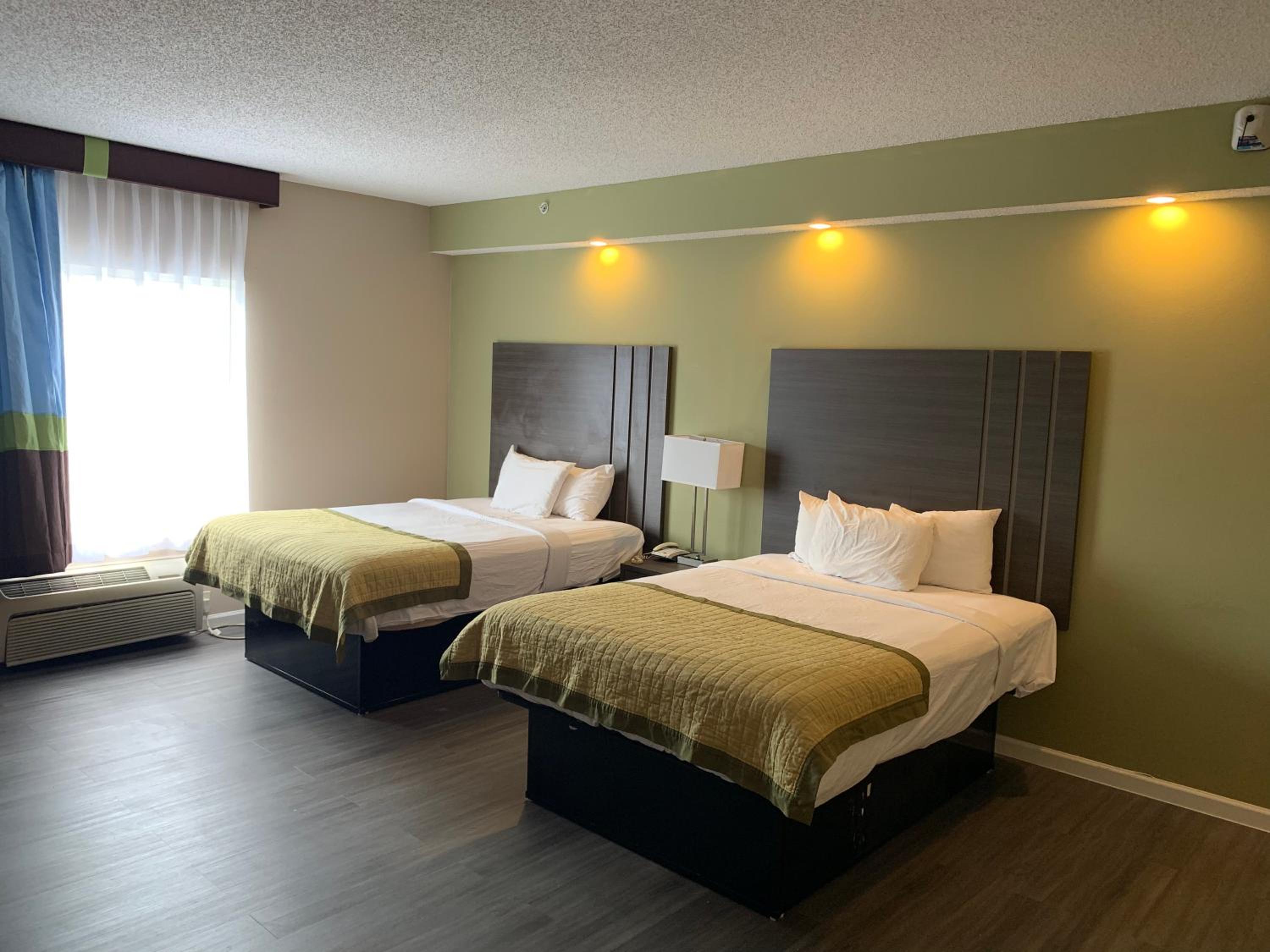 Quadruple Room With Two Queen Beds - Non Smoking - Photo 15
