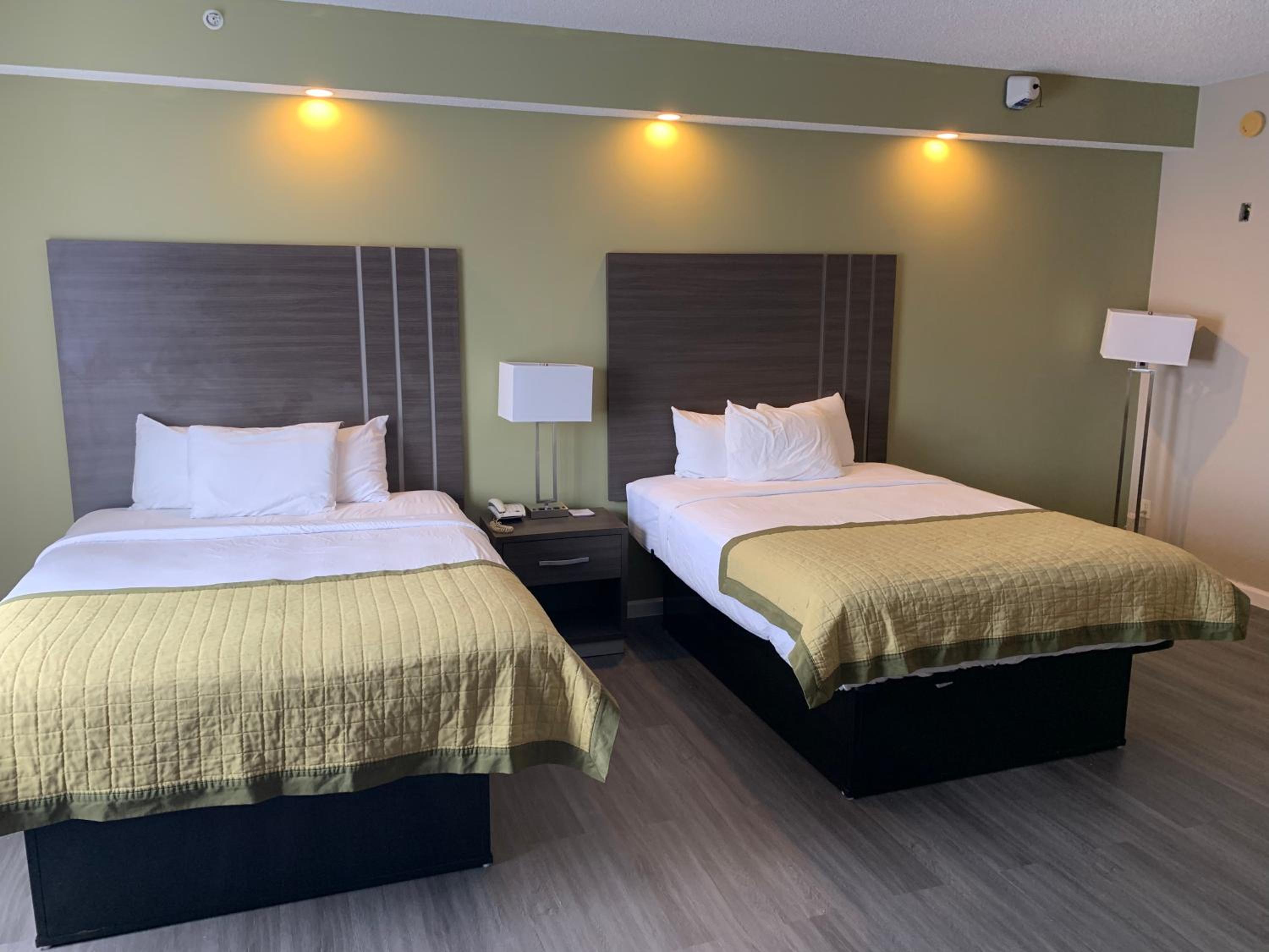 Quadruple Room With Two Queen Beds - Non Smoking - Photo 8