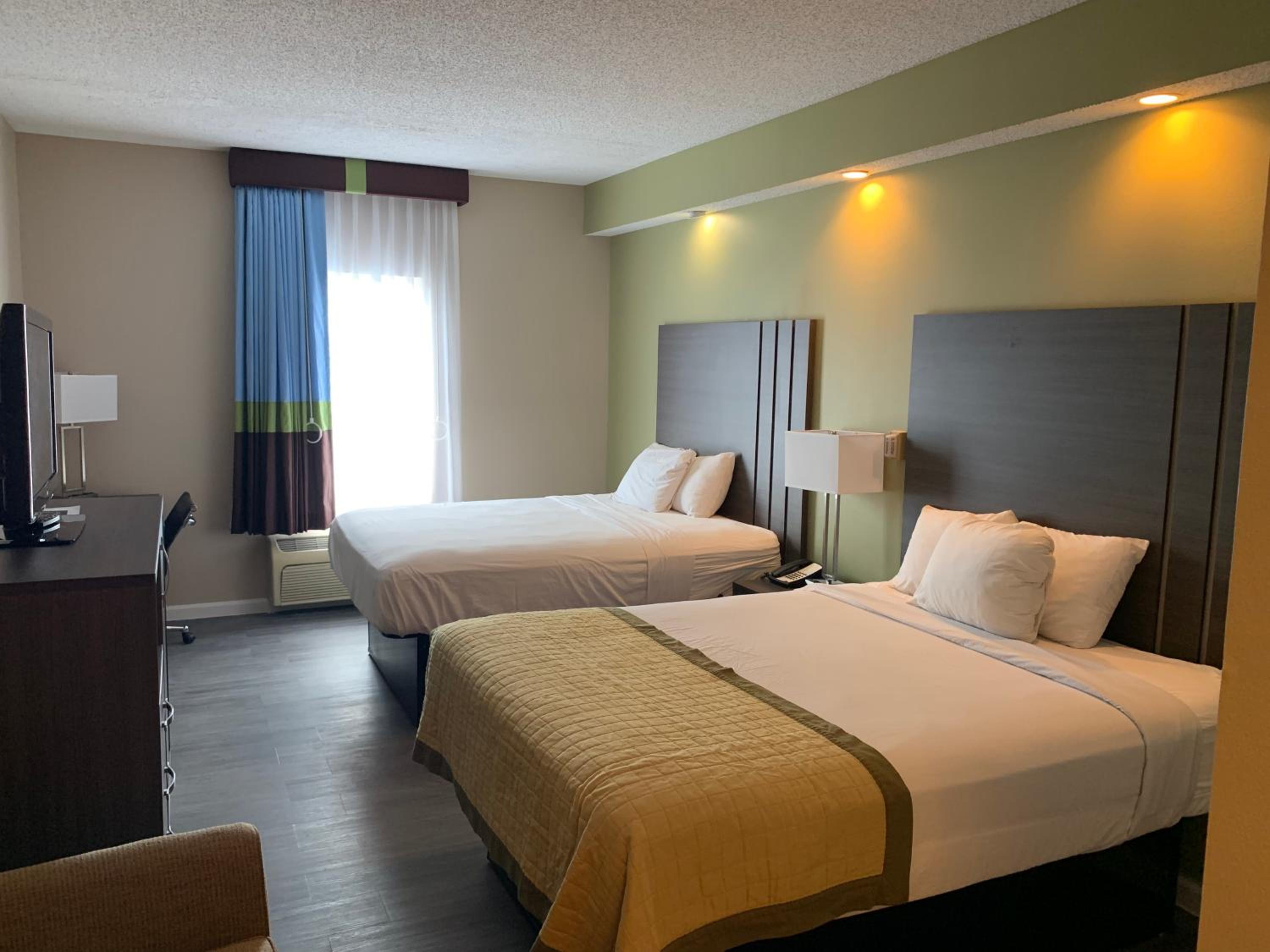 Quadruple Room With Two Queen Beds - Non Smoking - Photo 14