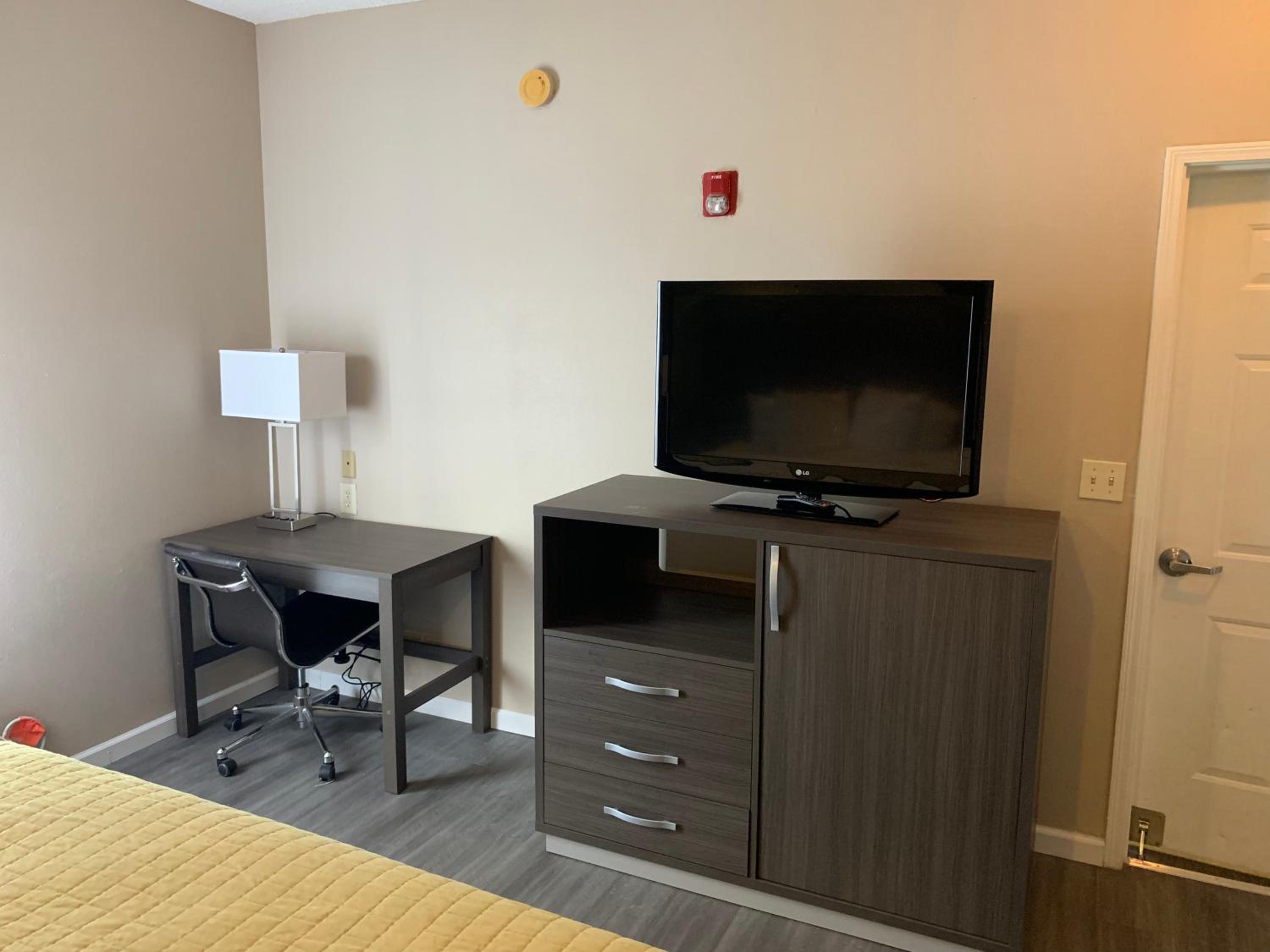 Quadruple Room With Two Queen Beds - Non Smoking - Photo 7