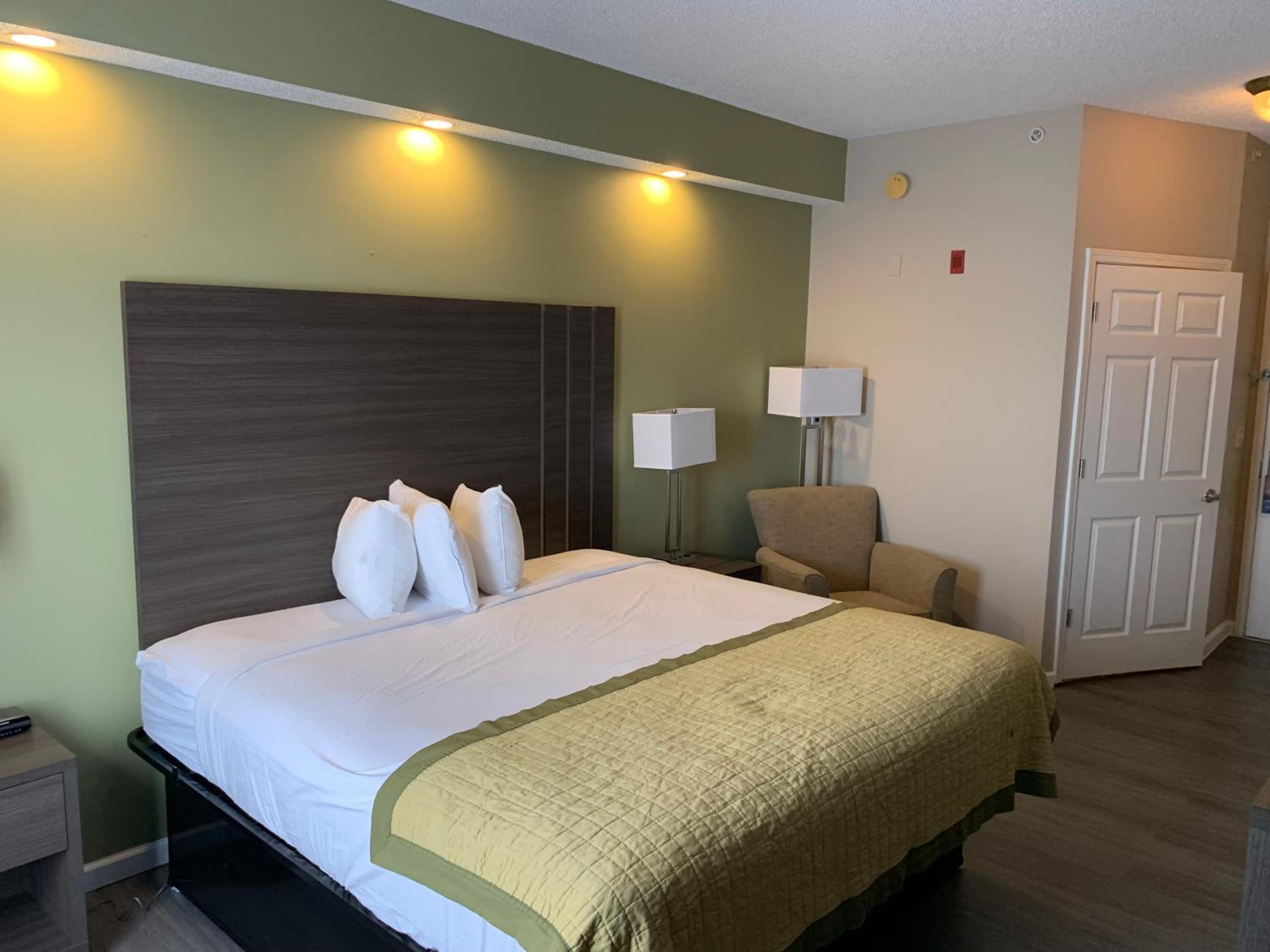 Quadruple Room With Two Queen Beds - Non Smoking - Photo 5