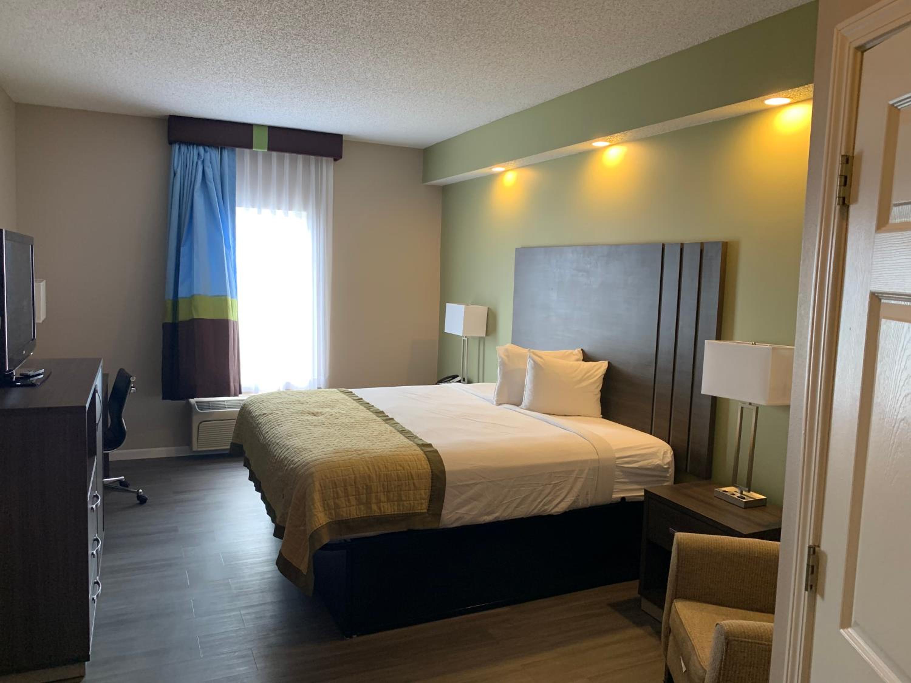 Quadruple Room With Two Queen Beds - Non Smoking - Photo 16