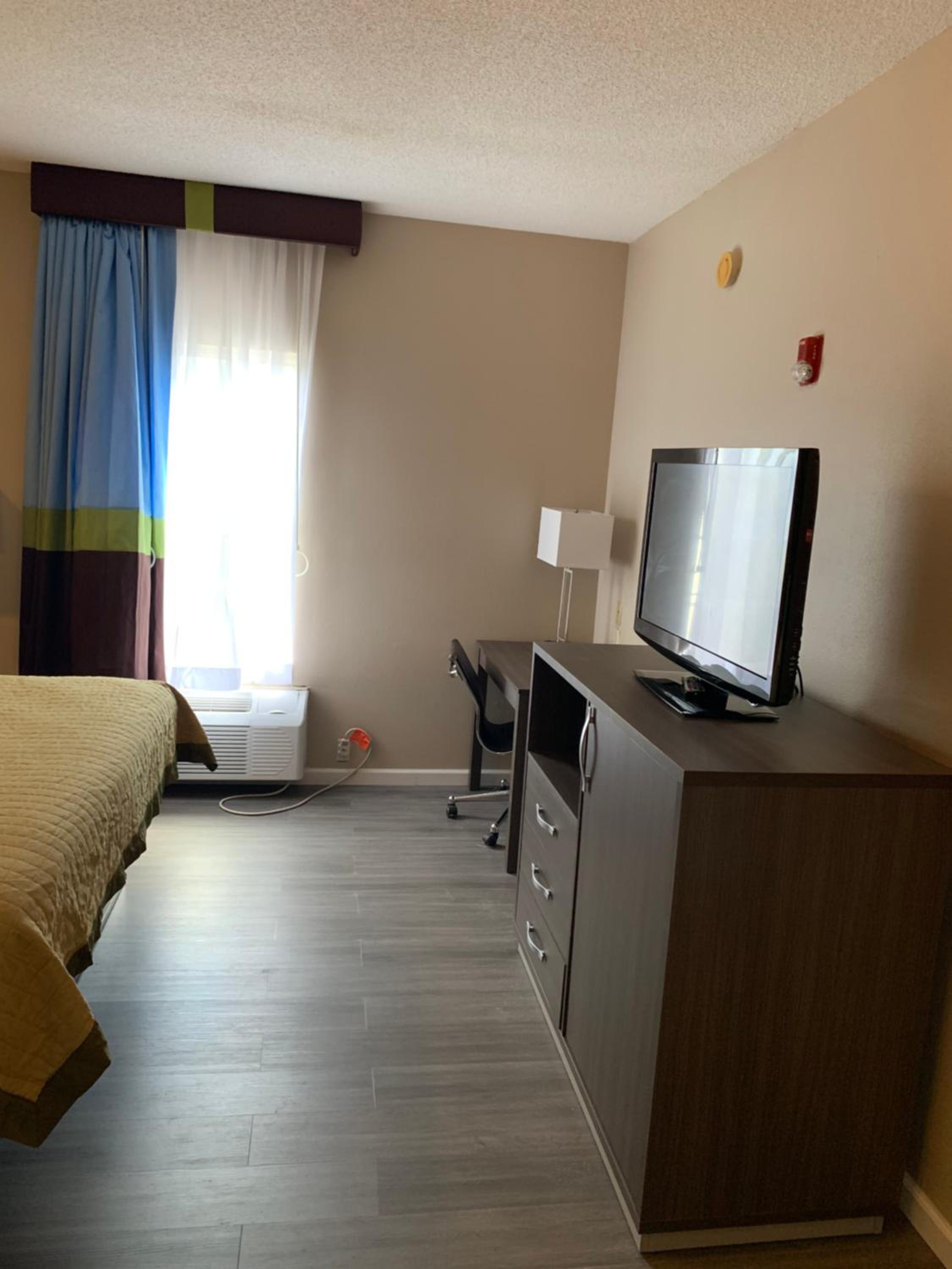 Quadruple Room With Two Queen Beds - Non Smoking - Photo 4