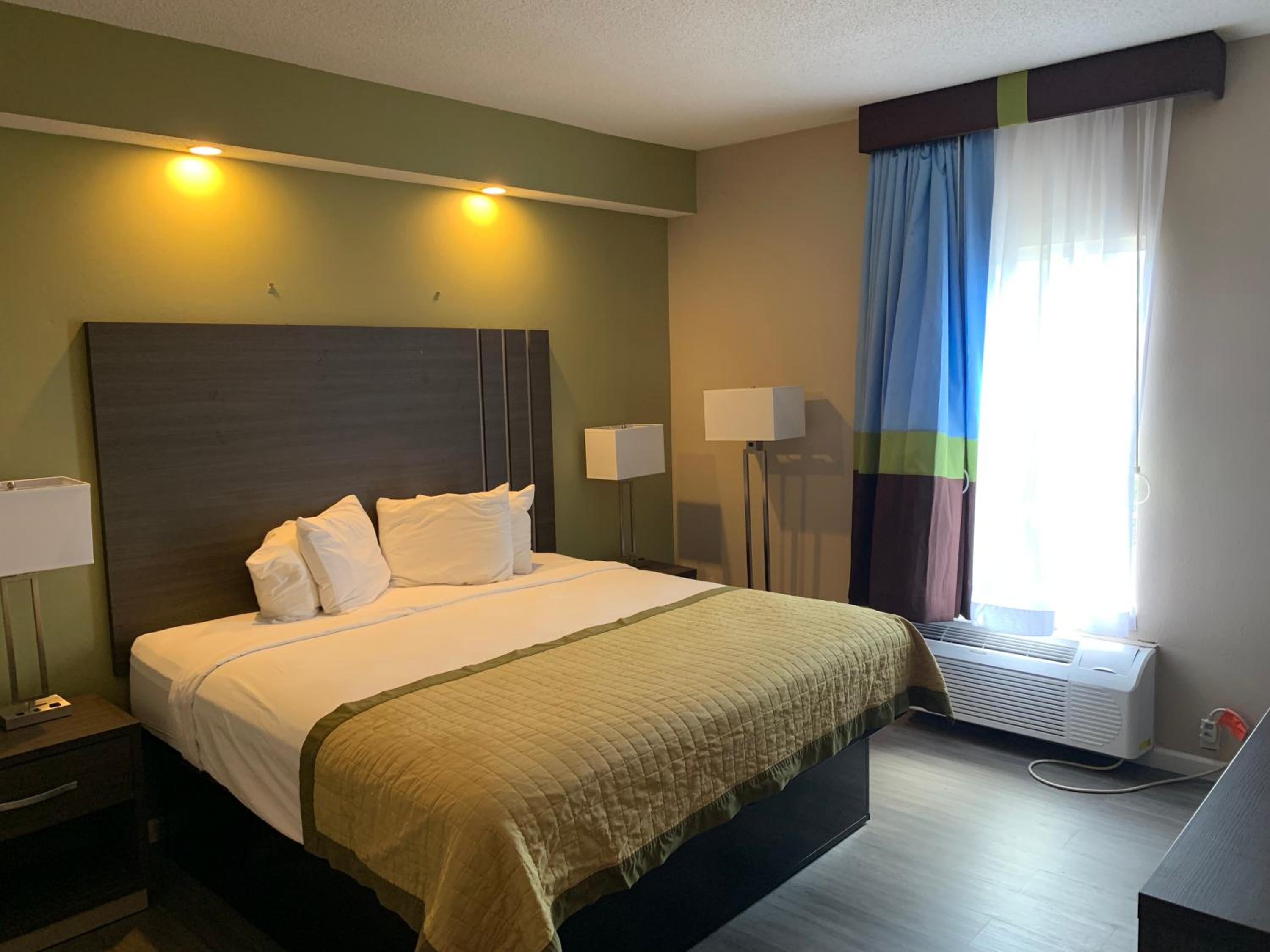 Quadruple Room With Two Queen Beds - Non Smoking - Photo 1