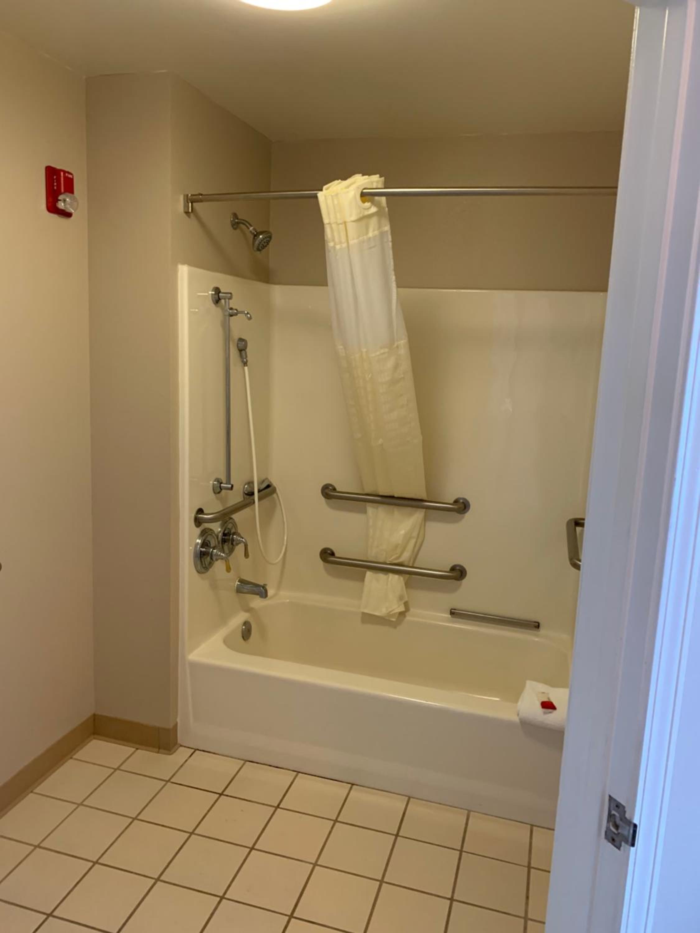Quadruple Room With Two Queen Beds - Non Smoking - Photo 12