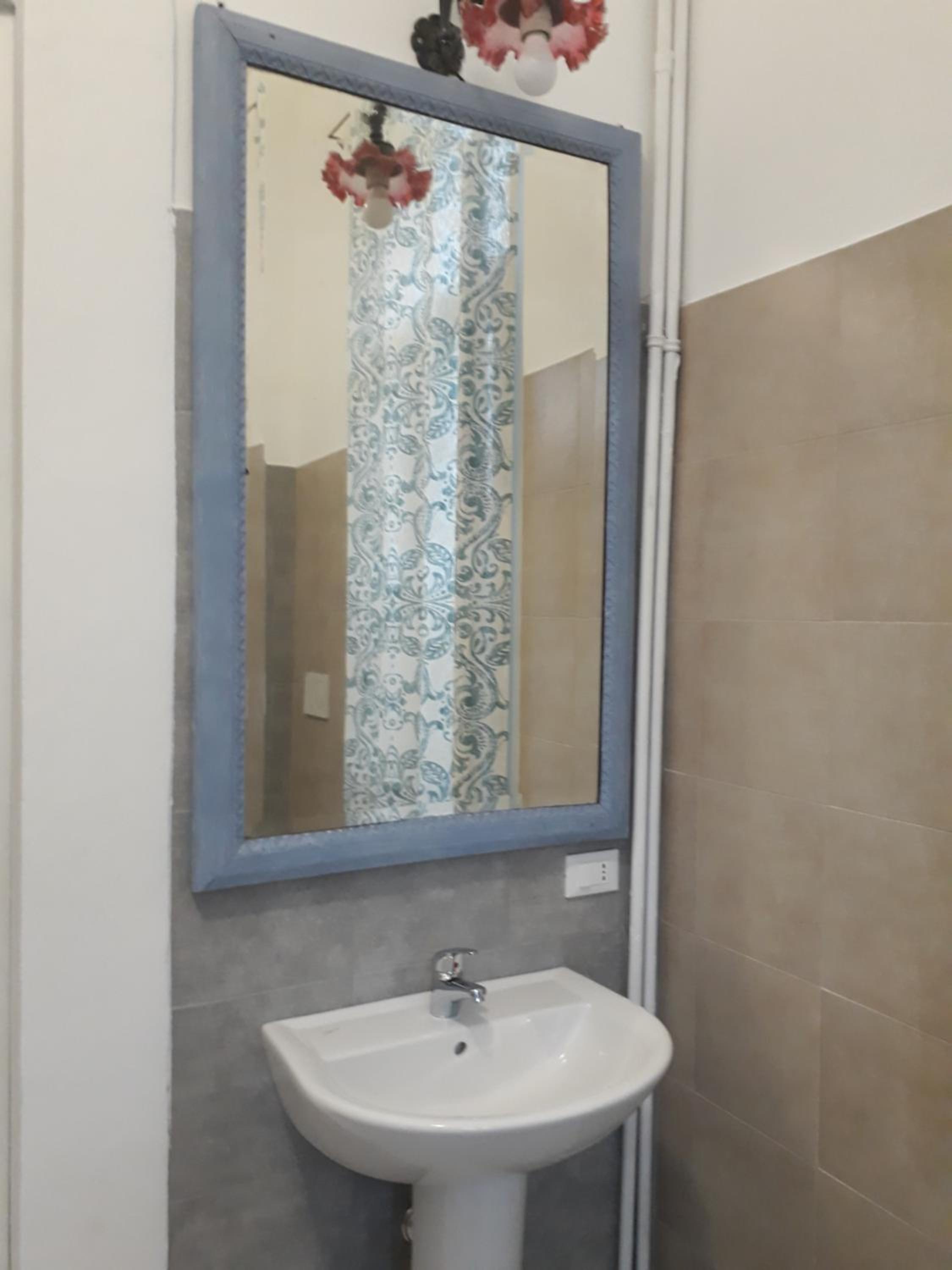 Double Room with Private Bathroom - Photo 10