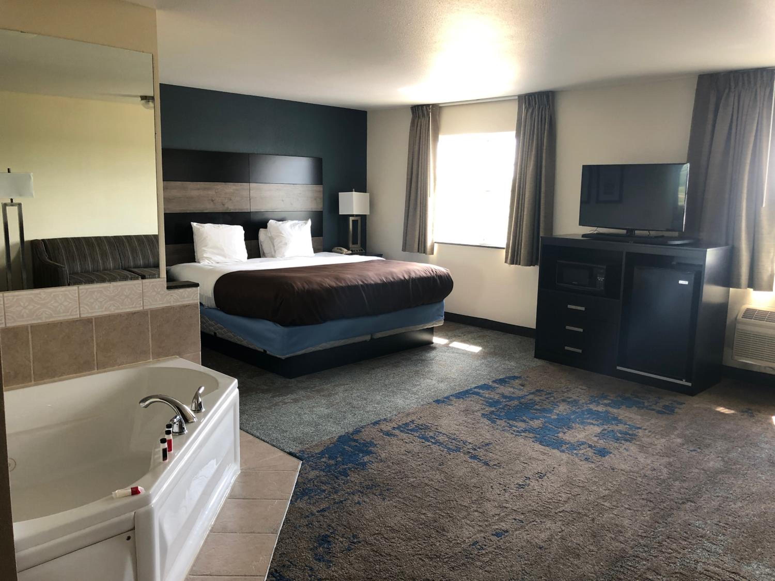 1 King Bed, Deluxe Studio Suite, Non Smoking - Photo 1
