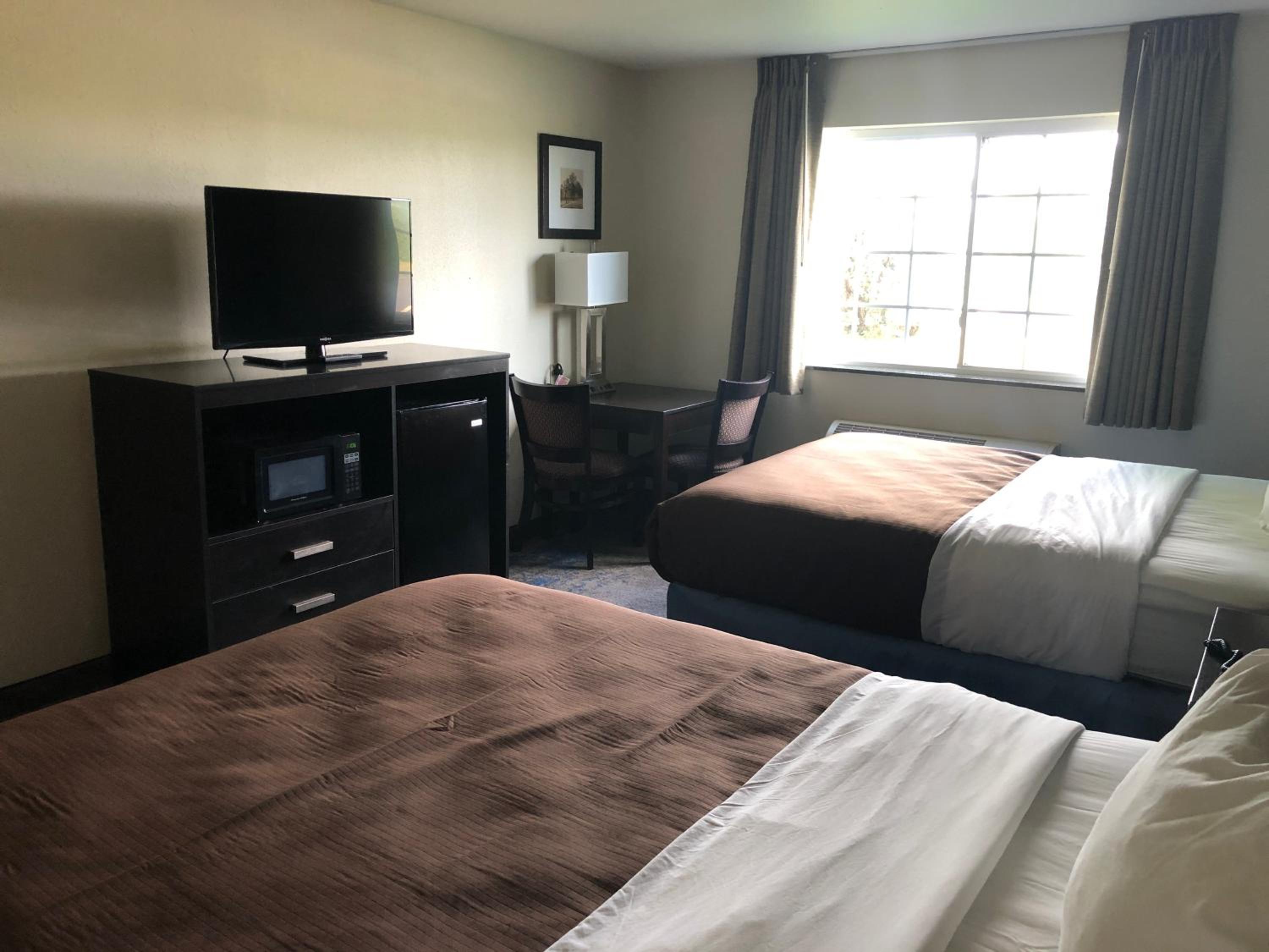 Queen Room with Two Queen Beds - Non-Smoking - Photo 4