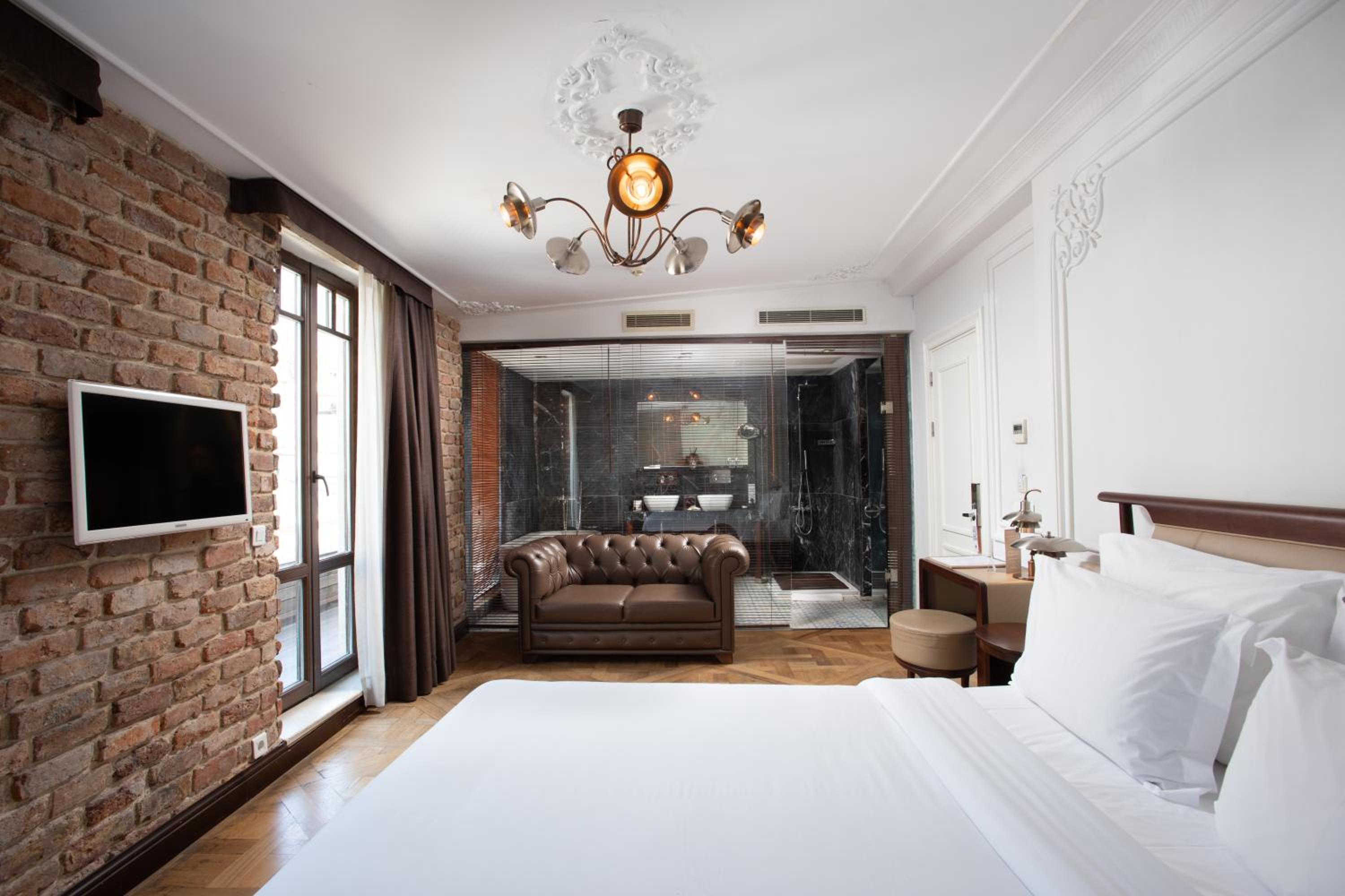 Suite with Bathtub