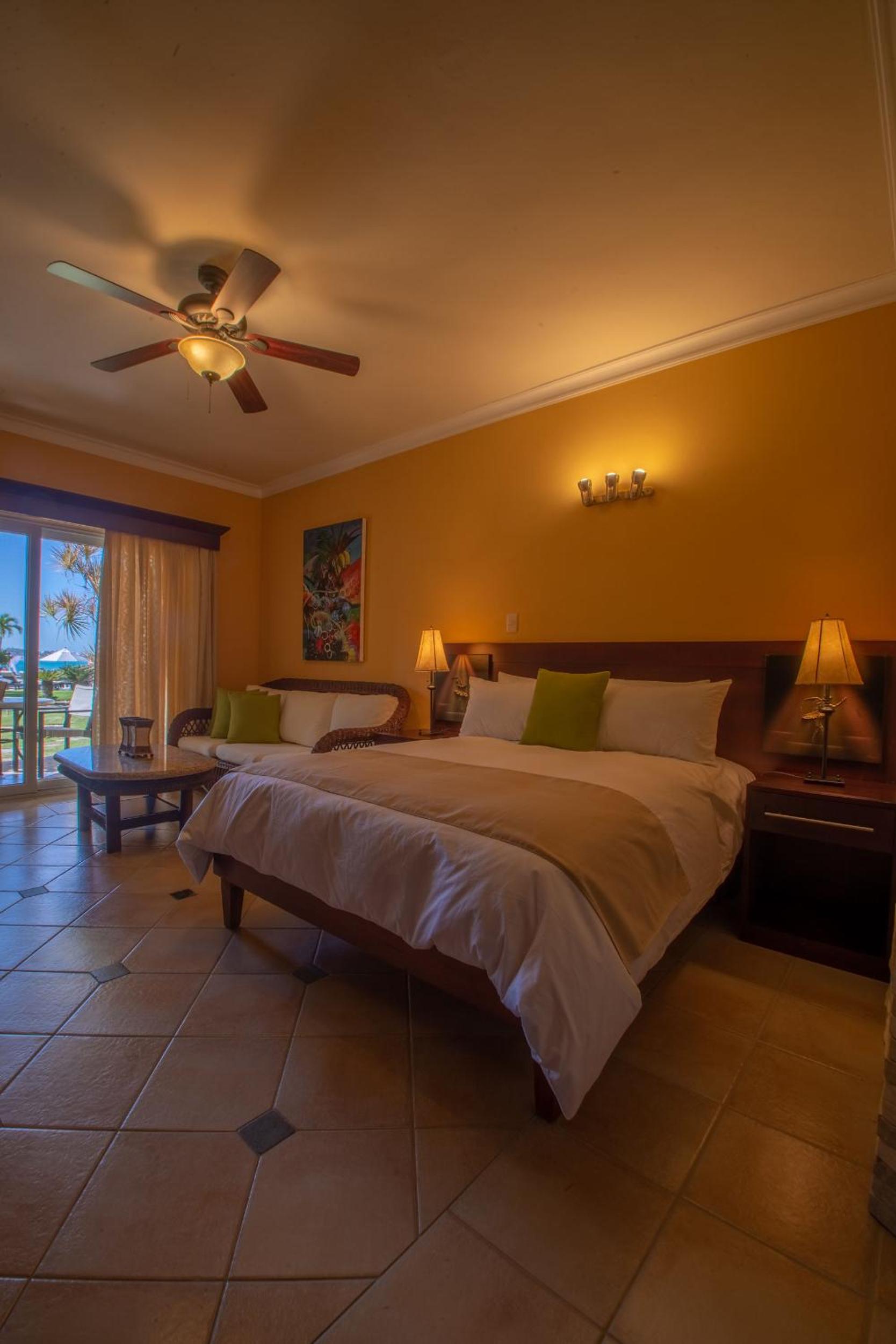 Standard Room with Ocean View (1 King Bed) photo 3
