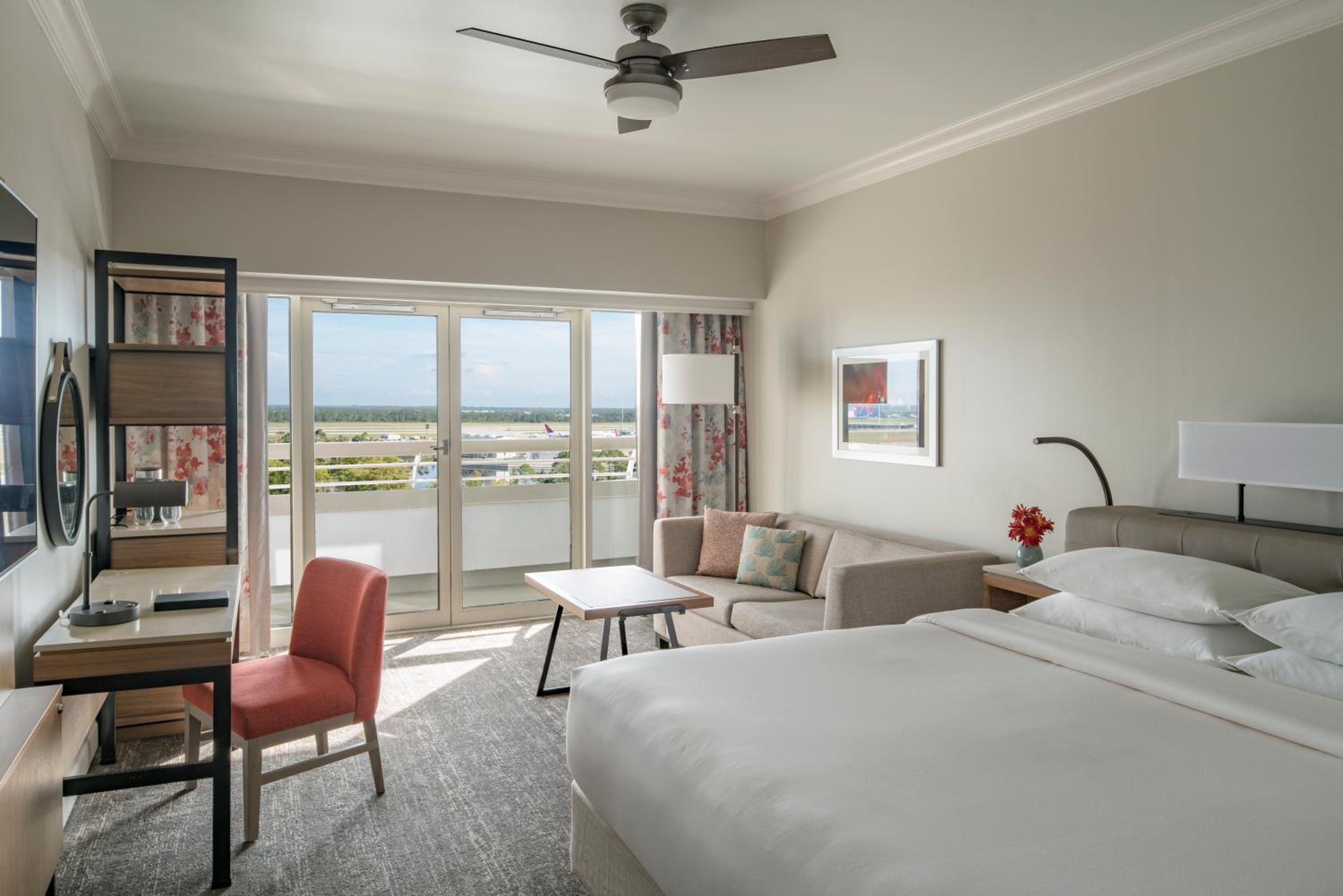 King Room with Runway View - Photo 3