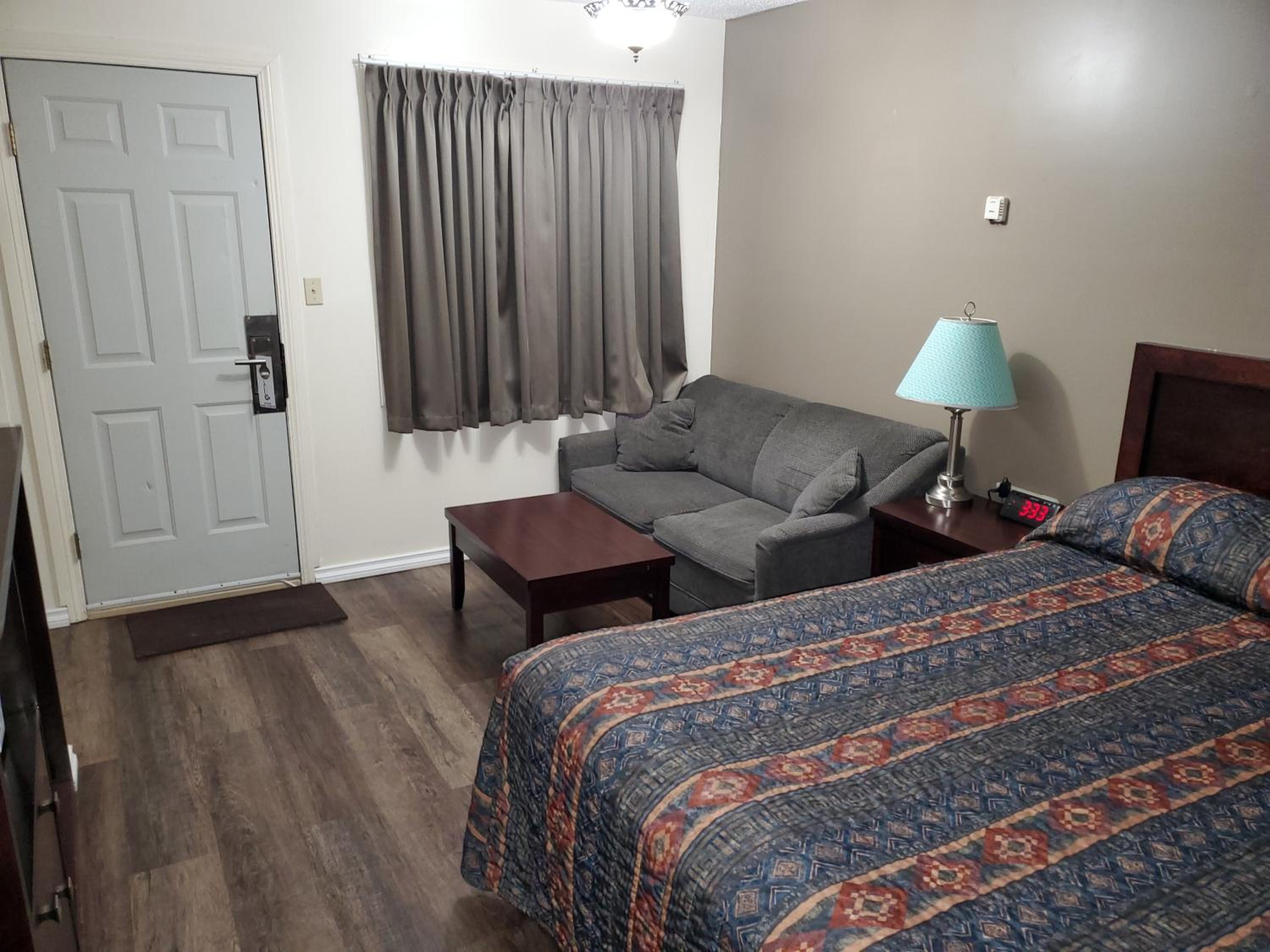 Queen Room with Sofa Bed photo 3