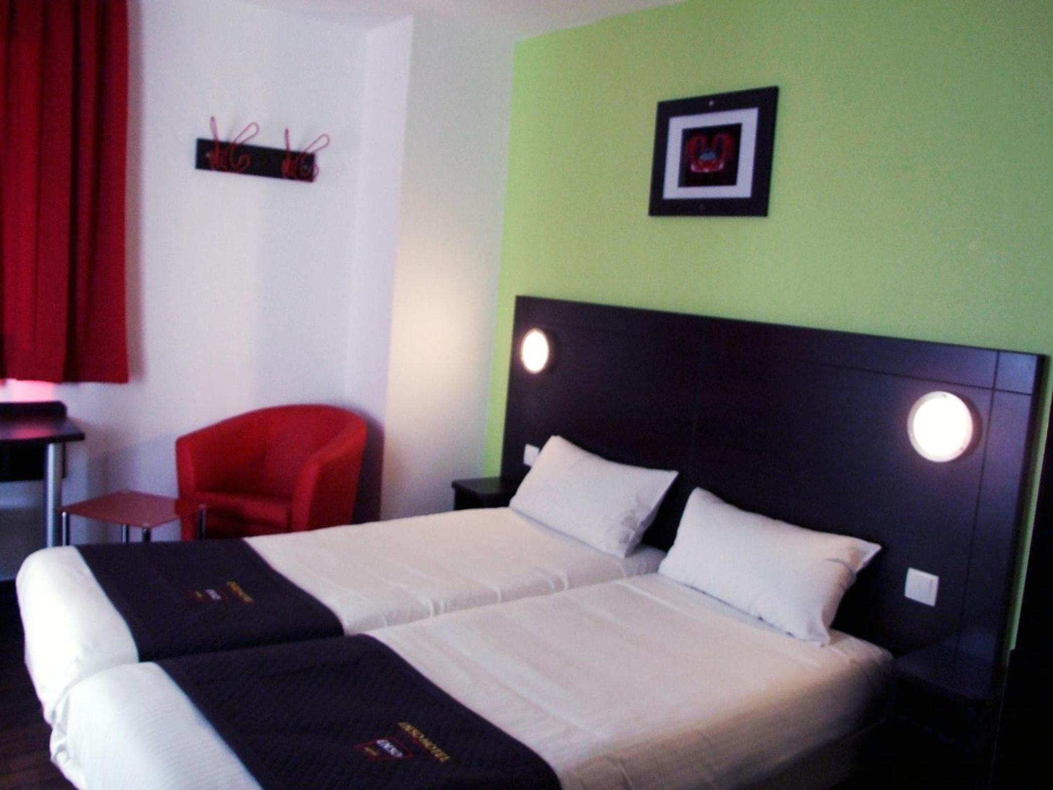 2 Single Beds - Photo 2