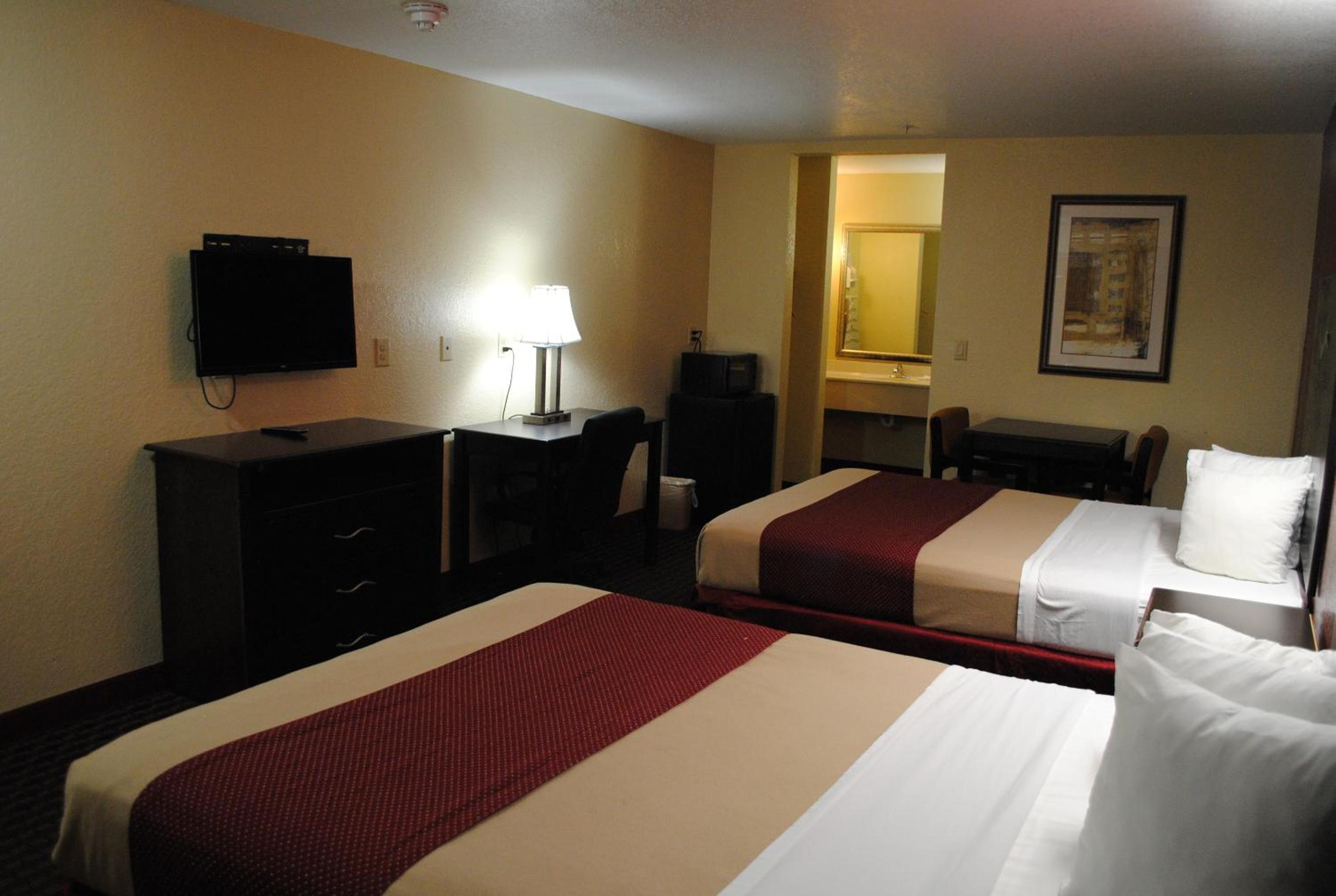 Queen Room with Two Queen Beds photo 2