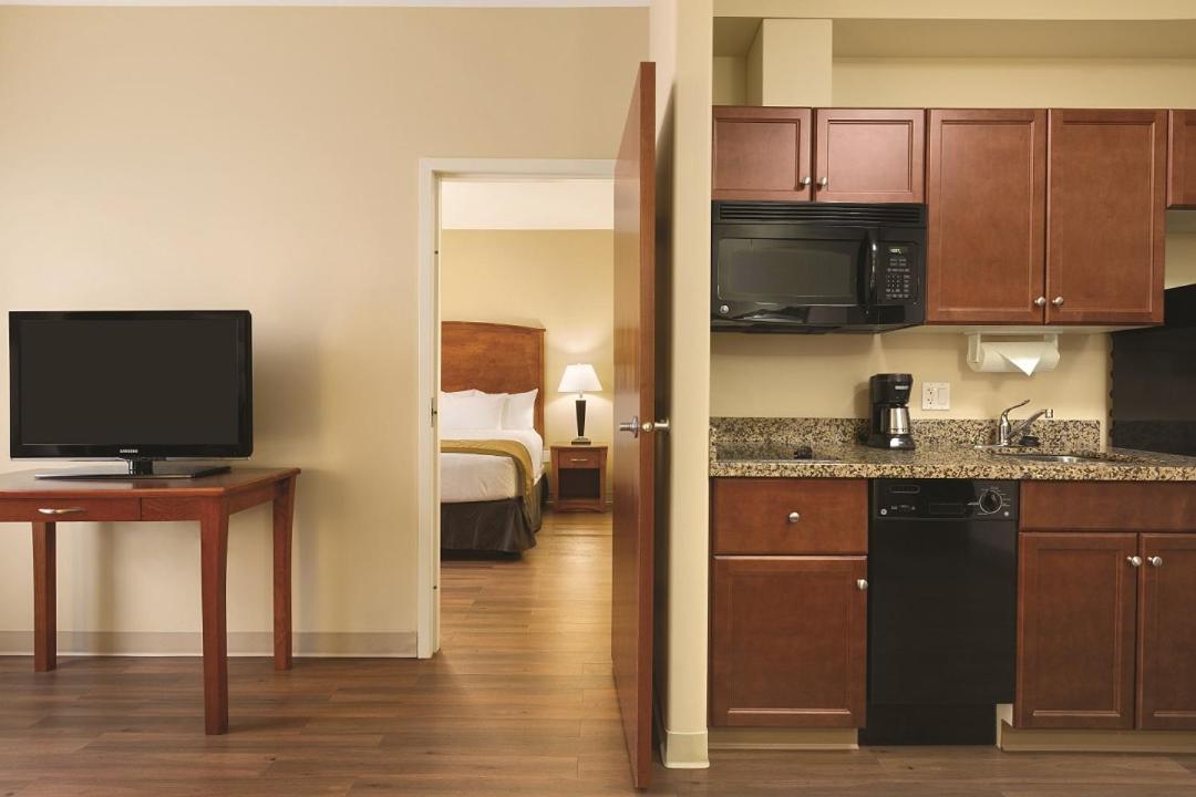 One-Bedroom King Suite - SMOKING ROOM - Photo 2