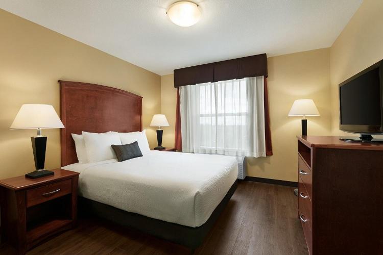 One-Bedroom Queen Suite - Accessible/Non-Smoking - Photo 2