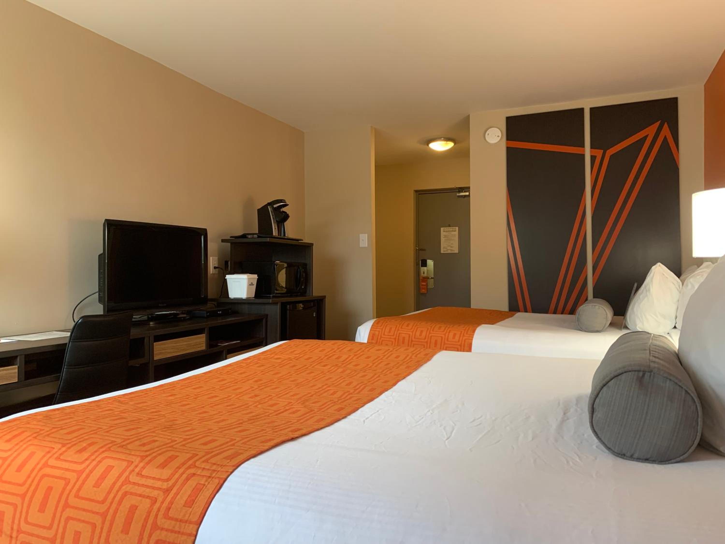 Queen Room with Two Queen Beds - Ground Floor/Non-Smoking/Outdoor Private Entrance - Photo 11