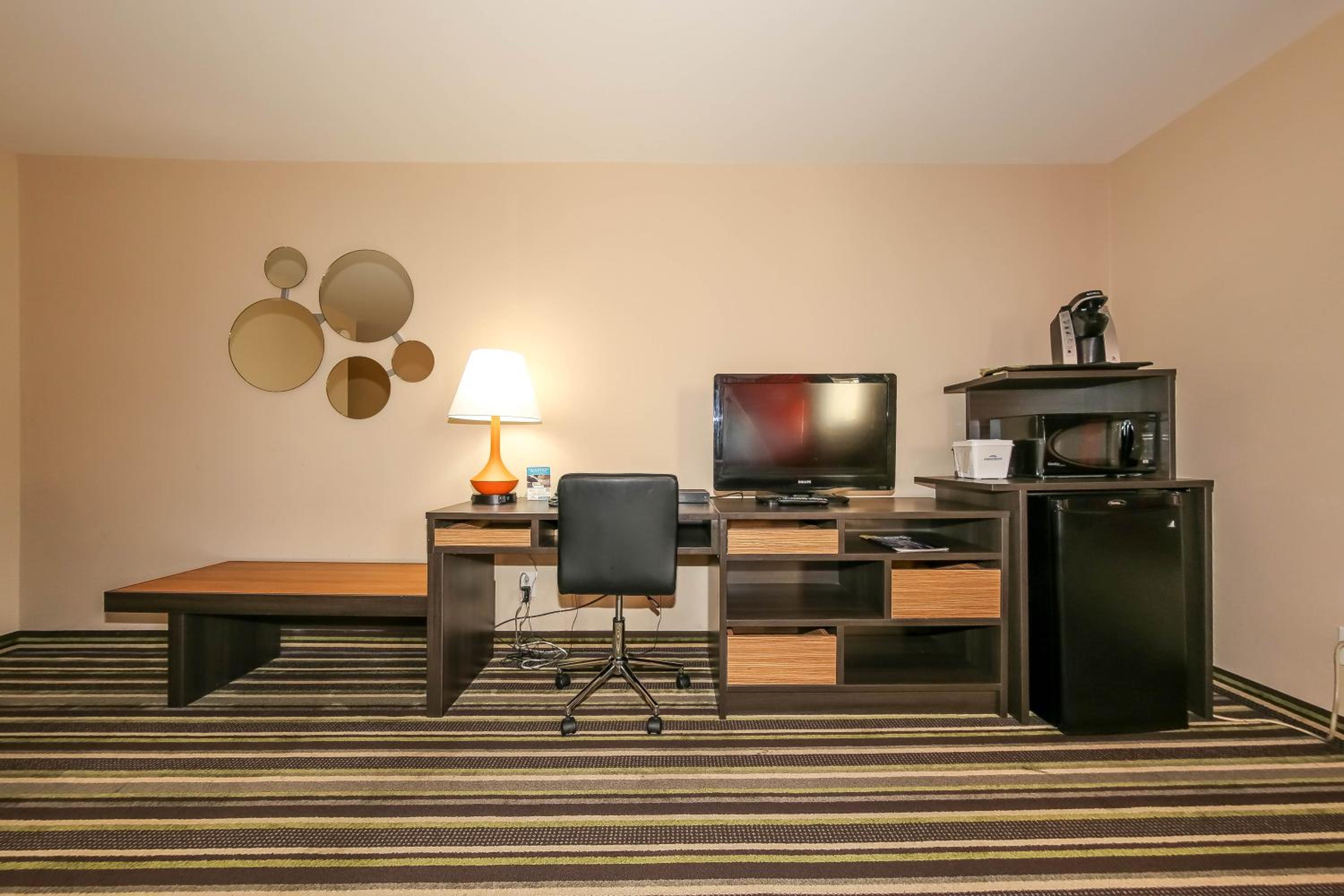 Business Queen Room with Two Queen Beds - Second Floor/Non-Smoking - Photo 7