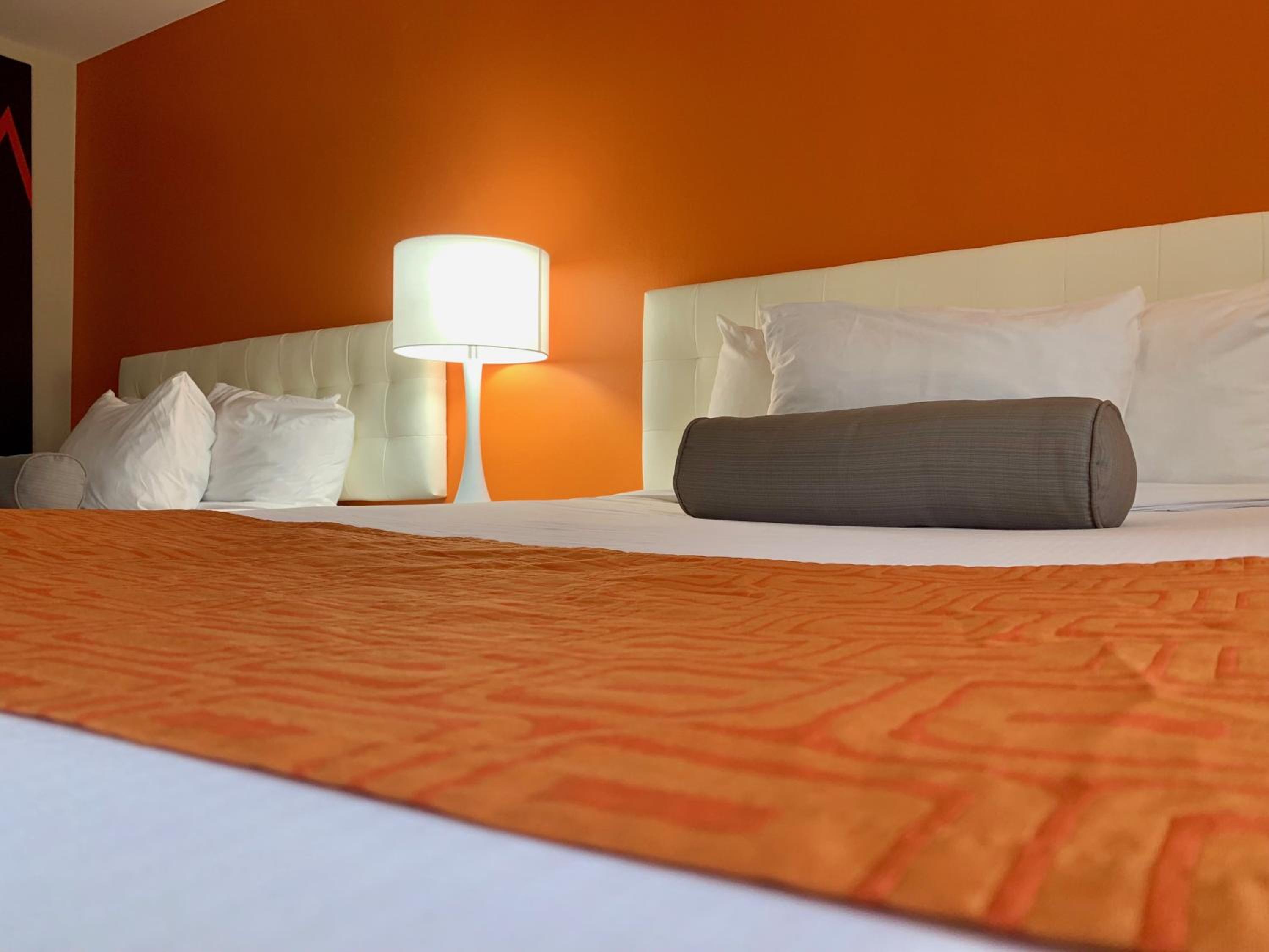 Queen Room with Two Queen Beds - Second Floor/Non-Smoking - Photo 10