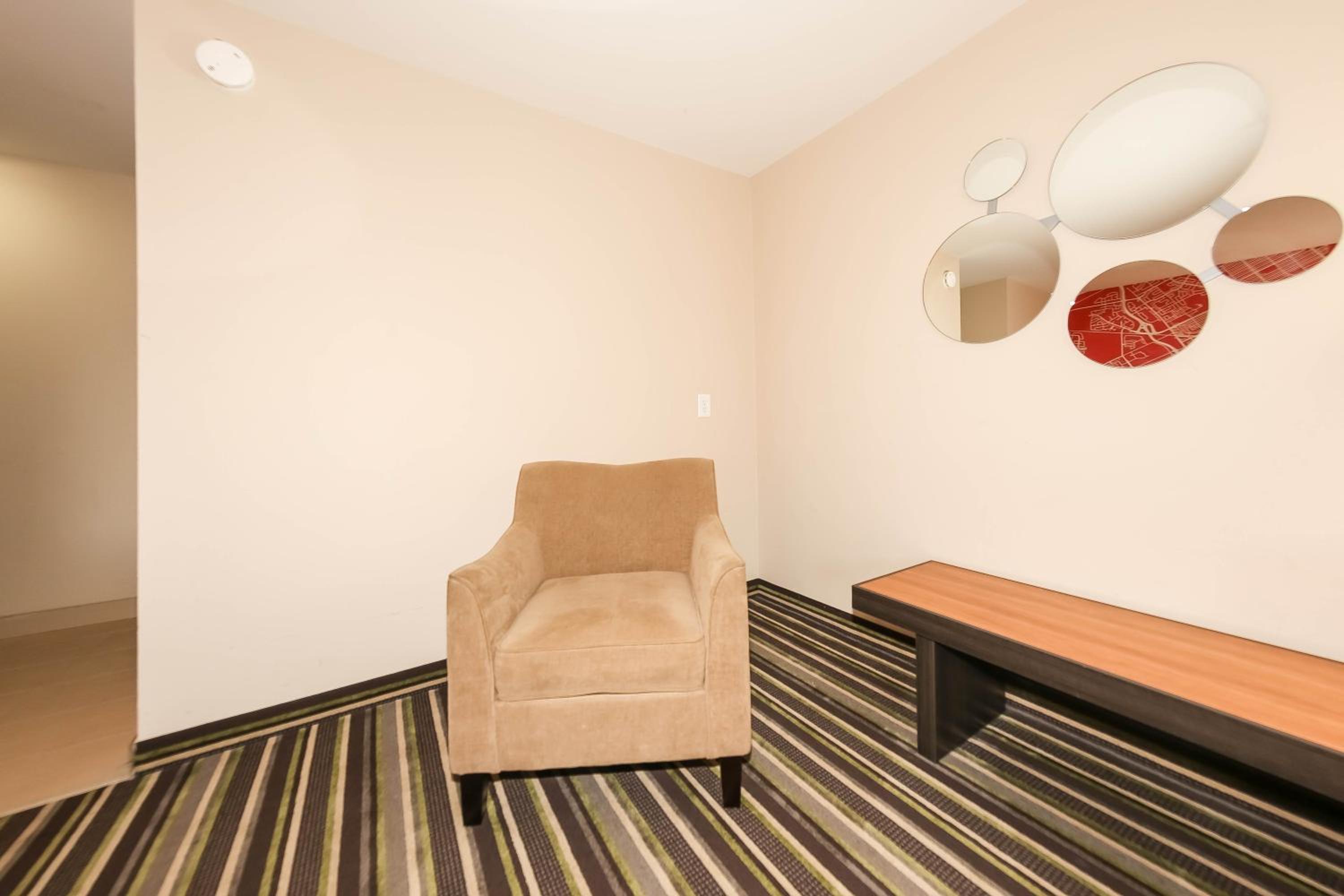 Business Queen Room with Two Queen Beds - Second Floor/Non-Smoking - Photo 8