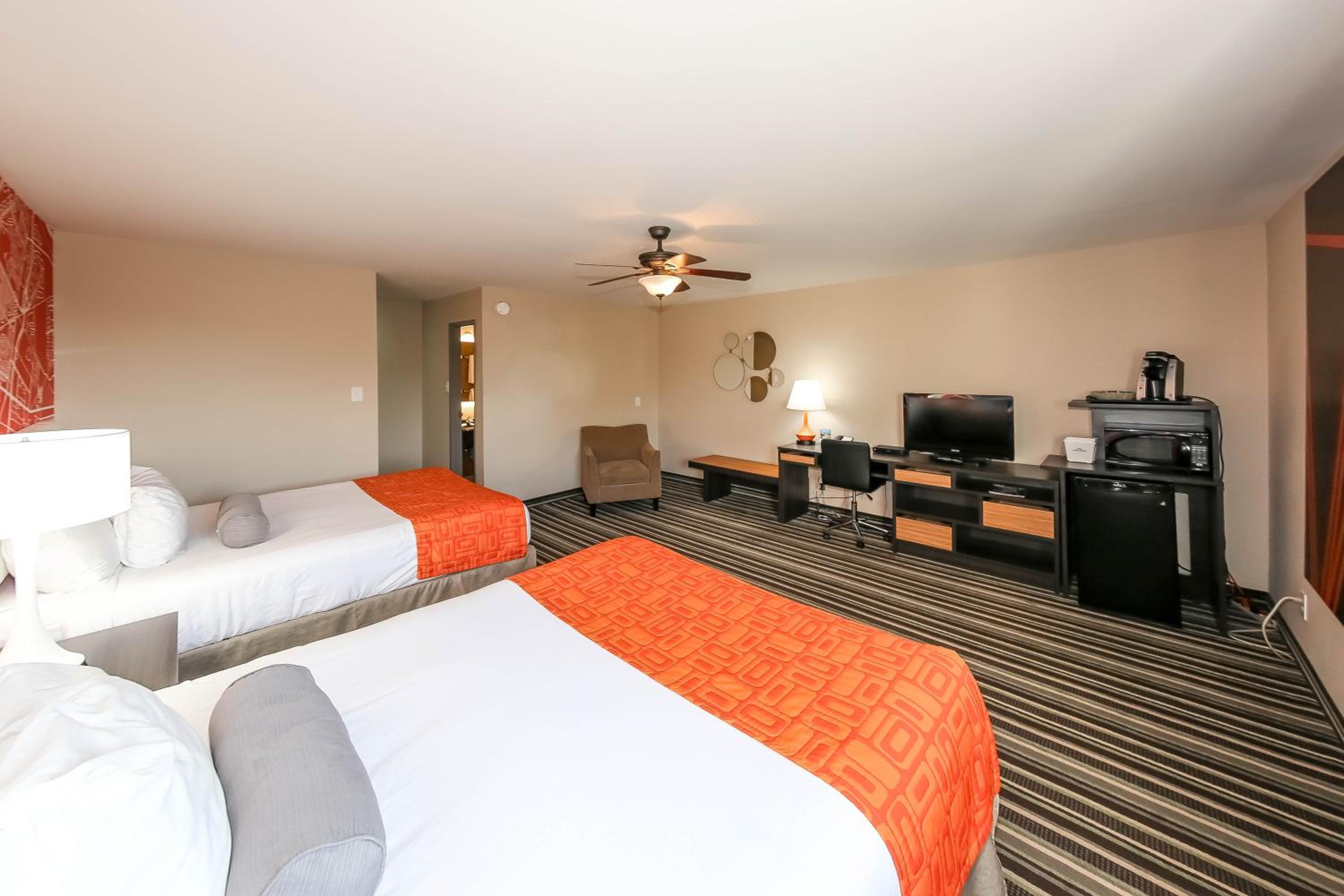Business Queen Room with Two Queen Beds - Second Floor/Non-Smoking - Photo 10