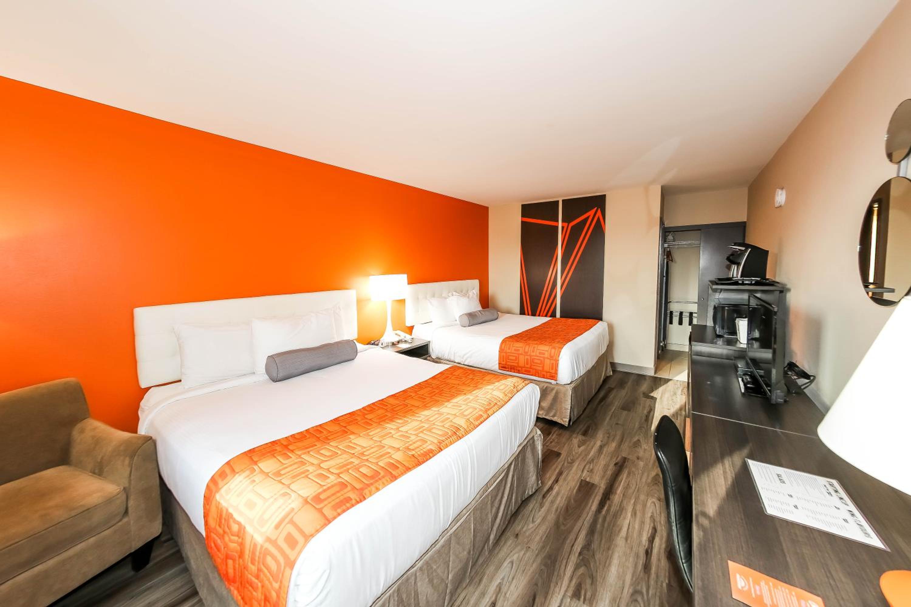 Queen Room with Two Queen Beds - Ground Floor/Non-Smoking/Outdoor Private Entrance - Photo 5