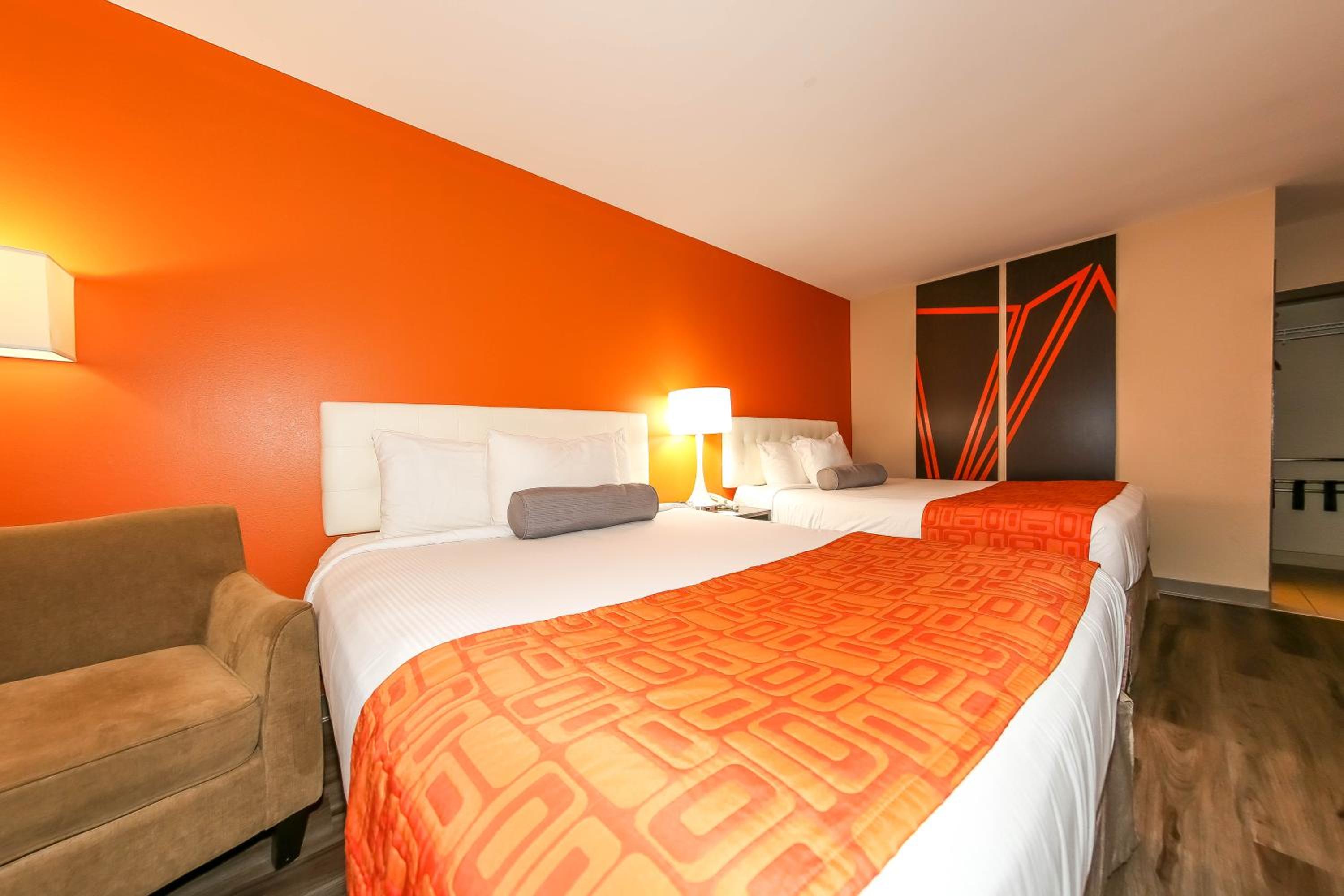 Queen Room with Two Queen Beds - Second Floor/Non-Smoking - Photo 9