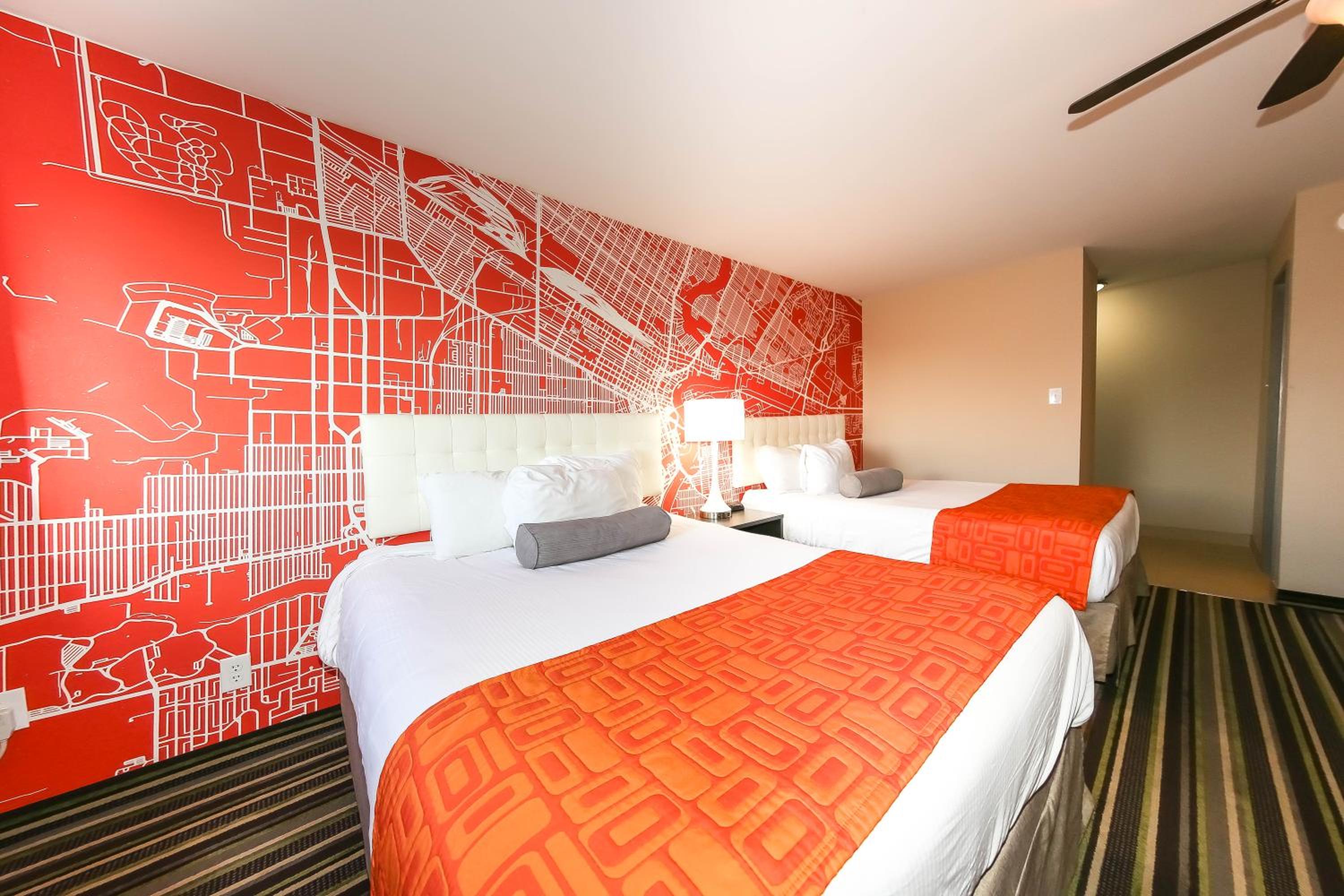 Business Queen Room with Two Queen Beds - Second Floor/Non-Smoking - Photo 13