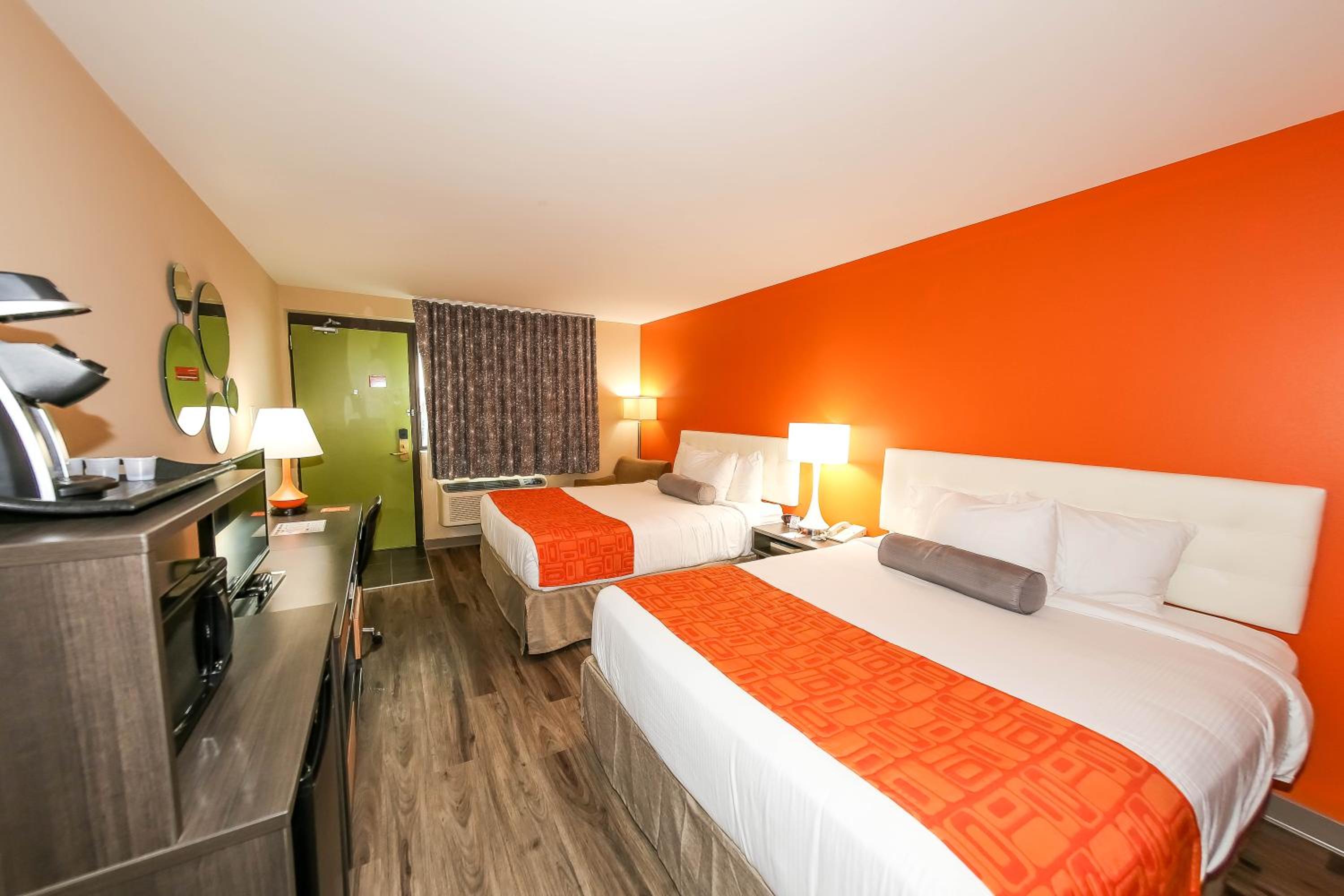 Queen Room with Two Queen Beds - Ground Floor/Non-Smoking/Outdoor Private Entrance - Photo 4