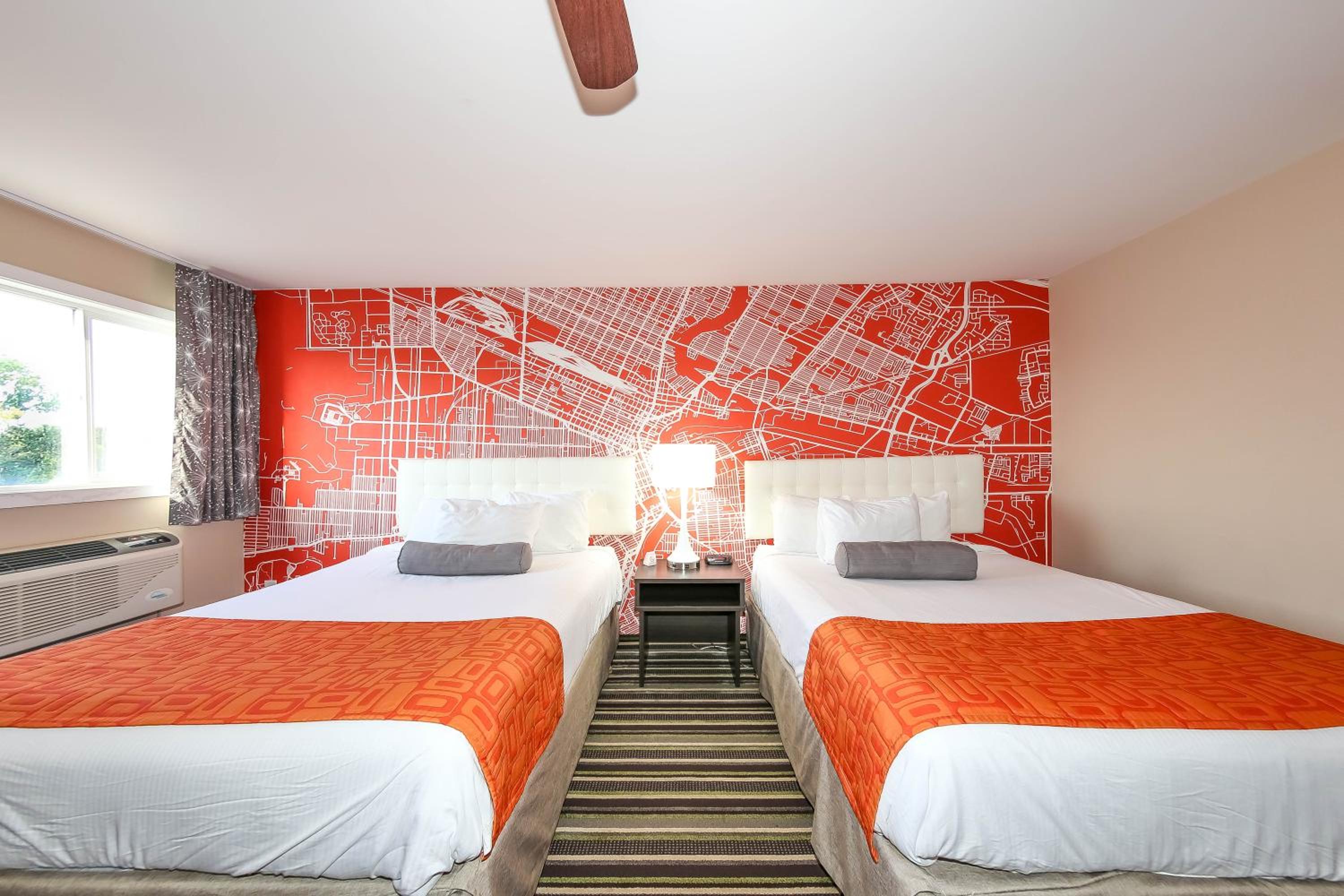 Business Queen Room with Two Queen Beds - Second Floor/Non-Smoking - Photo 3