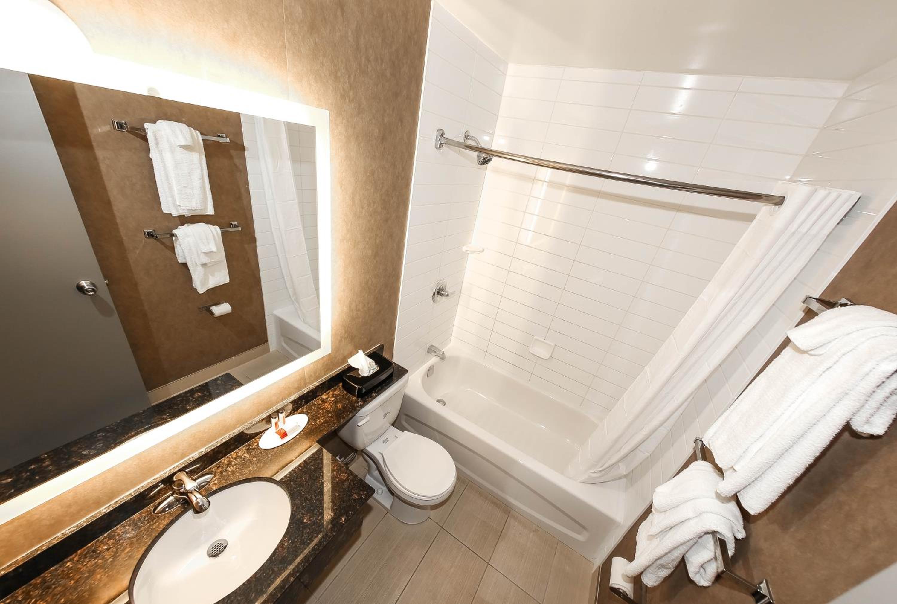 Queen Room with Two Queen Beds - Ground Floor/Non-Smoking/Outdoor Private Entrance - Photo 9