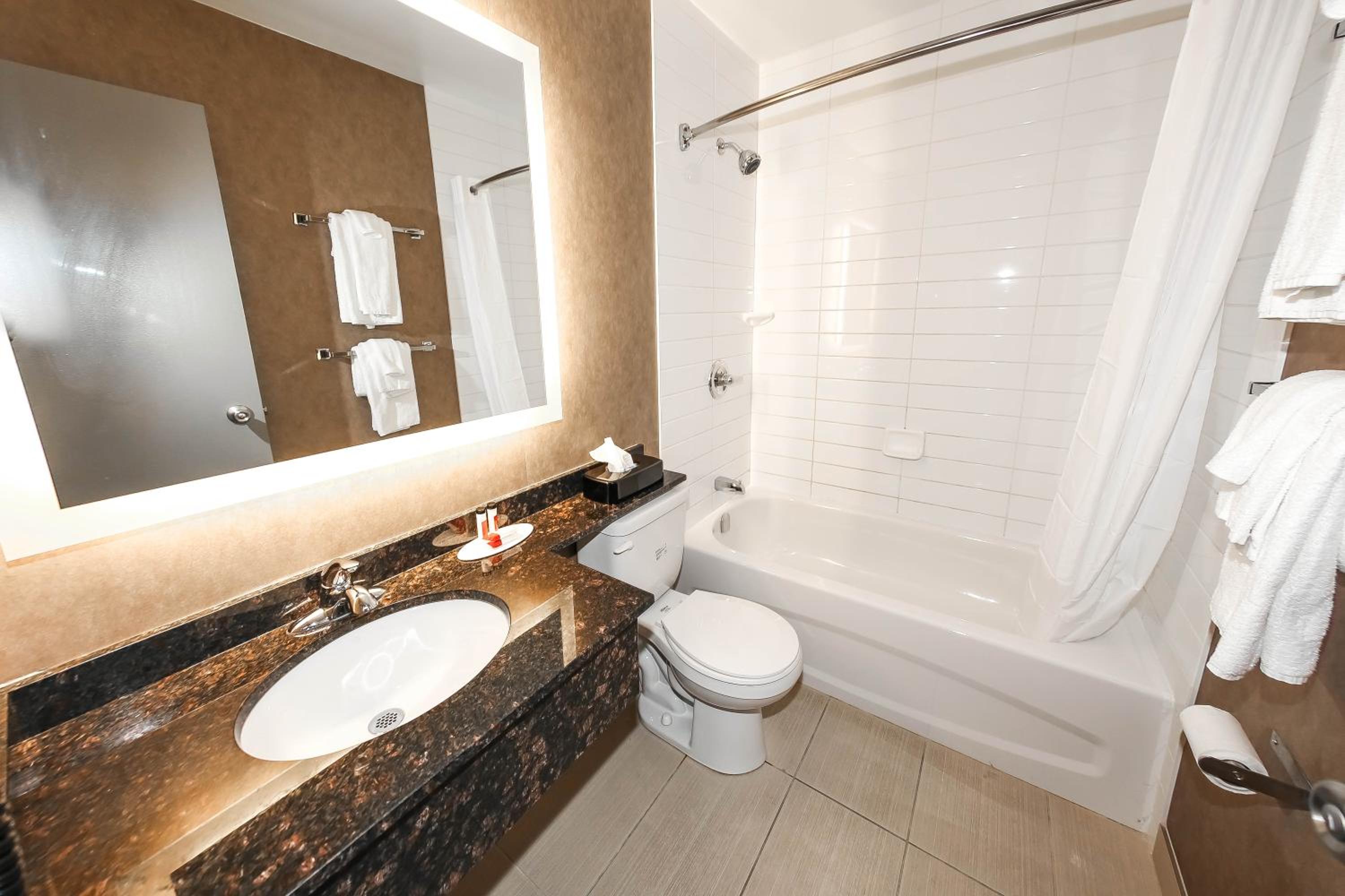 Queen Room with Two Queen Beds - Ground Floor/Non-Smoking/Outdoor Private Entrance - Photo 7