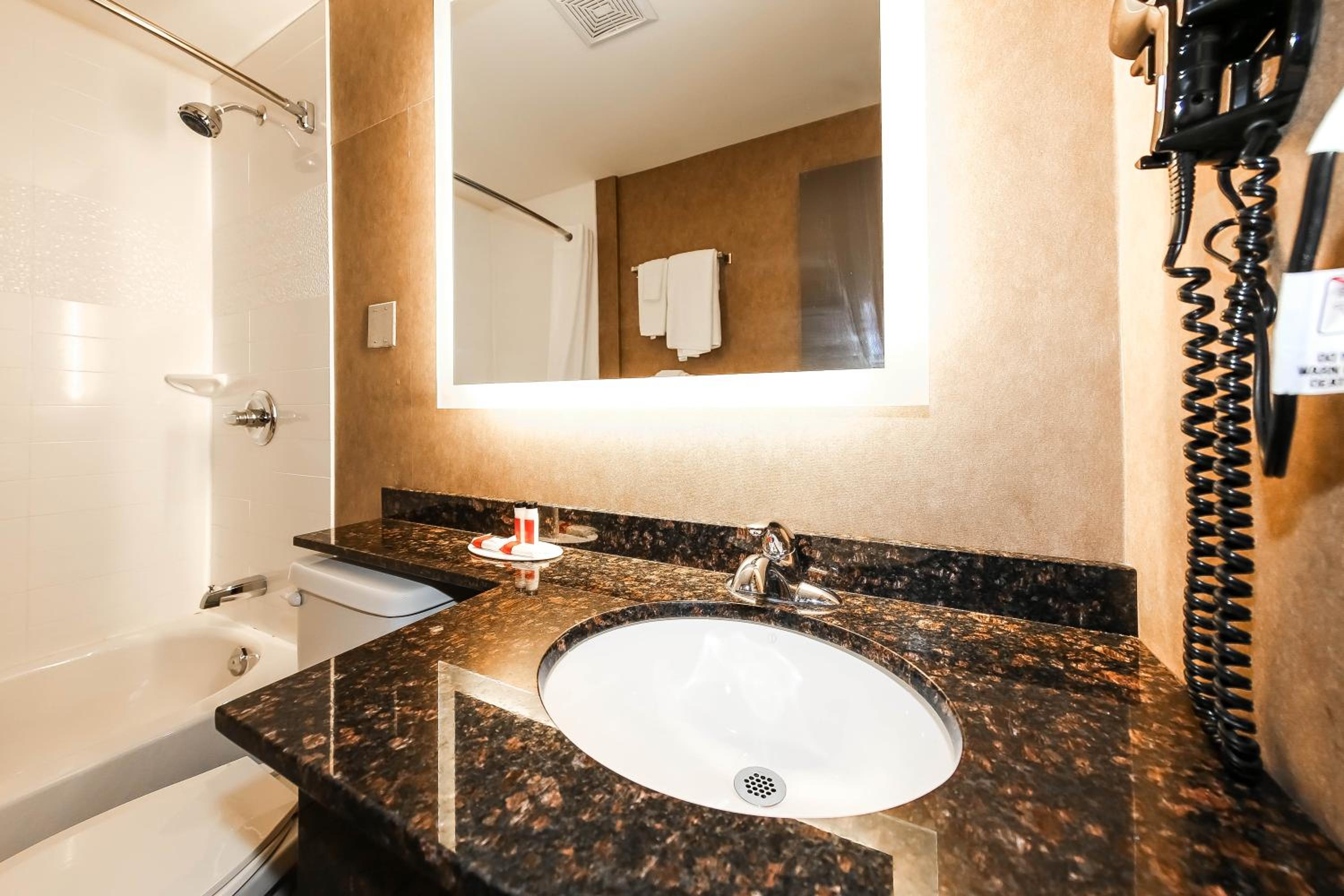 Queen Room with Two Queen Beds - Ground Floor/Non-Smoking/Outdoor Private Entrance - Photo 12