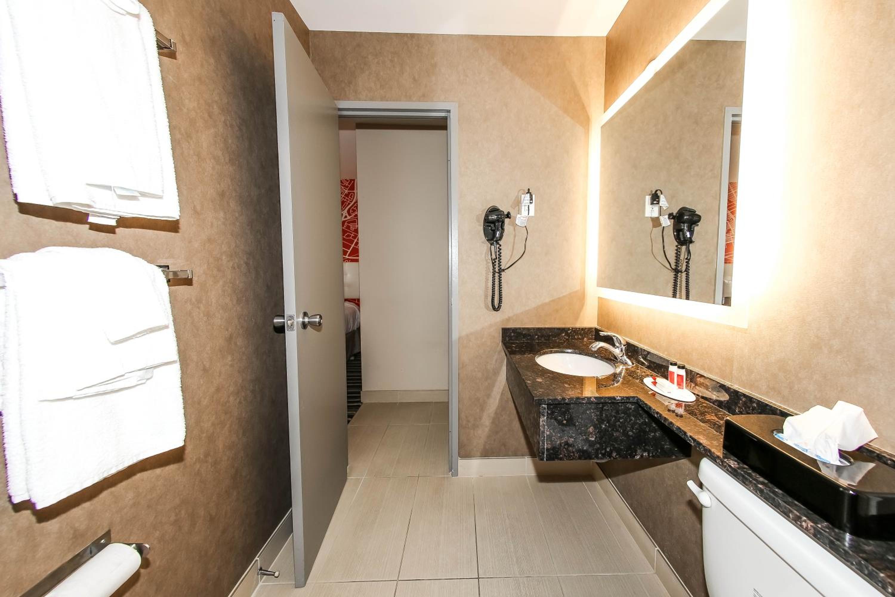 Business Queen Room with Two Queen Beds - Second Floor/Non-Smoking - Photo 14