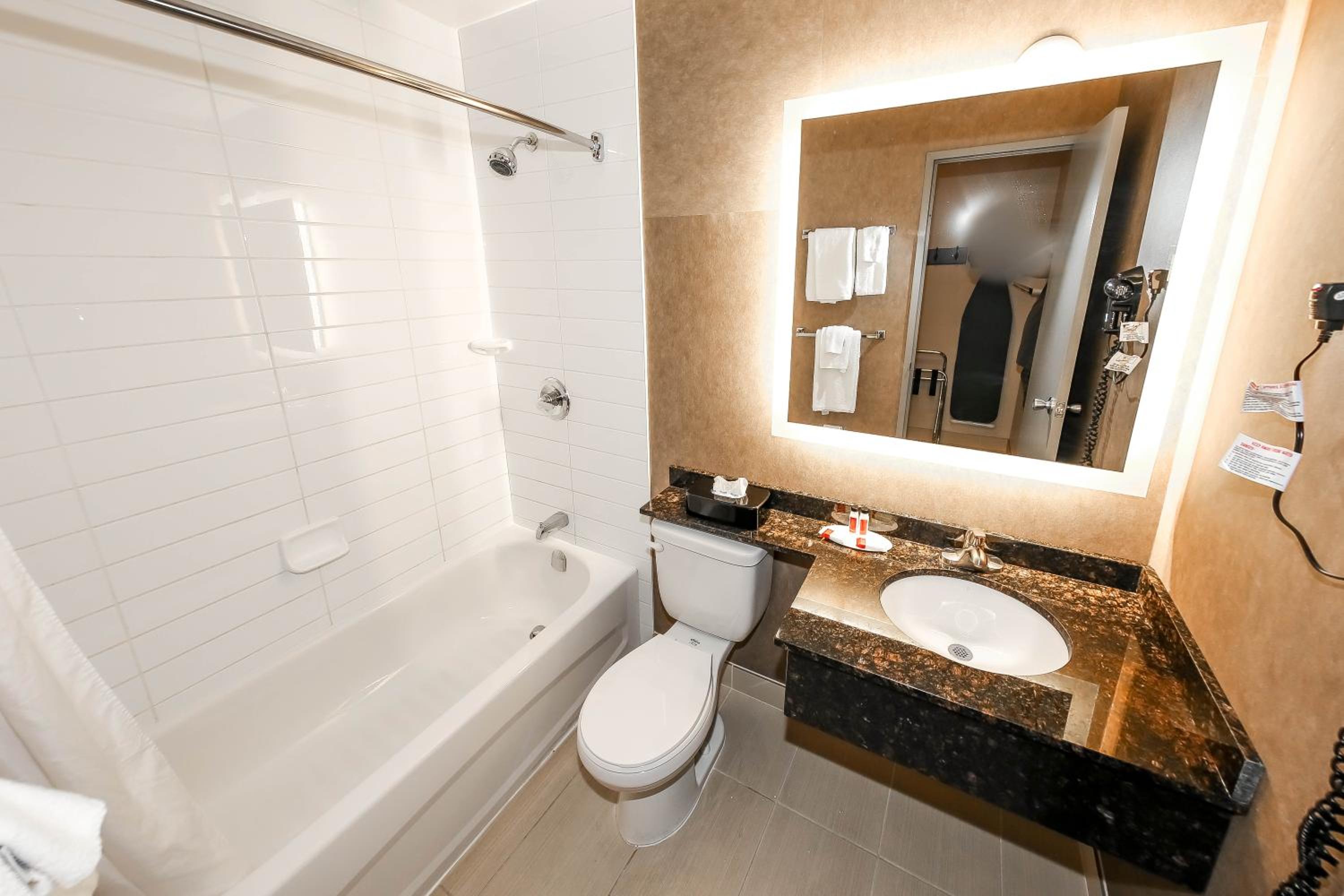 Business Queen Room with Two Queen Beds - Second Floor/Non-Smoking - Photo 5