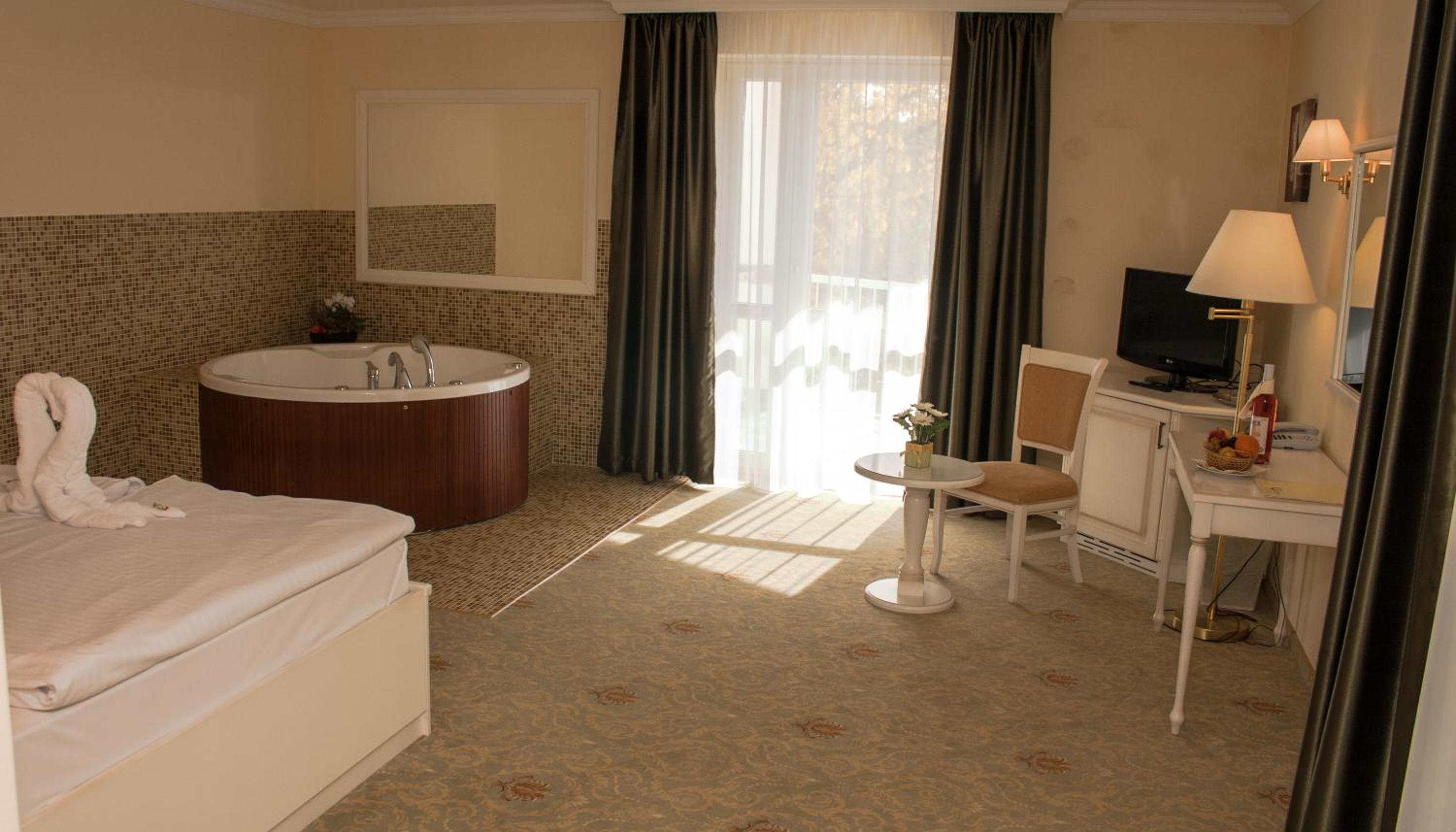 Suite with Hot Tub - Photo 2