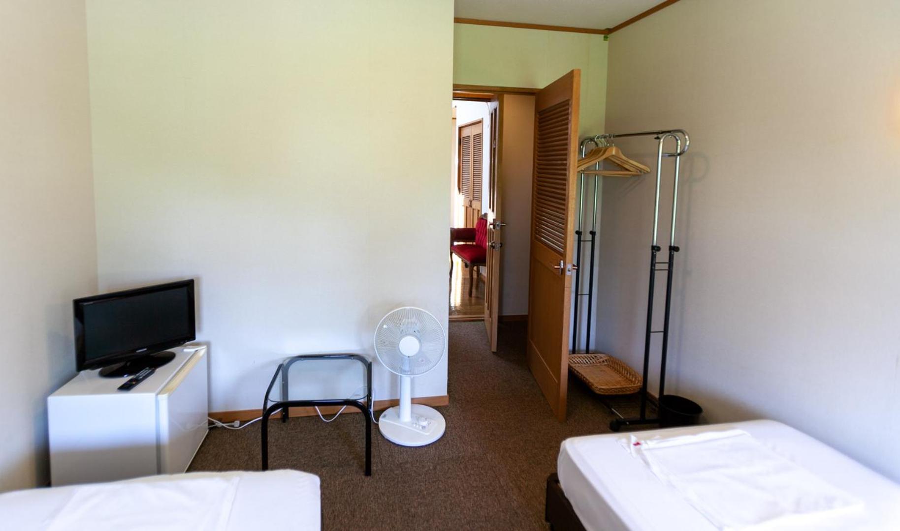 Twin Room with Private Bathroom - Photo 8