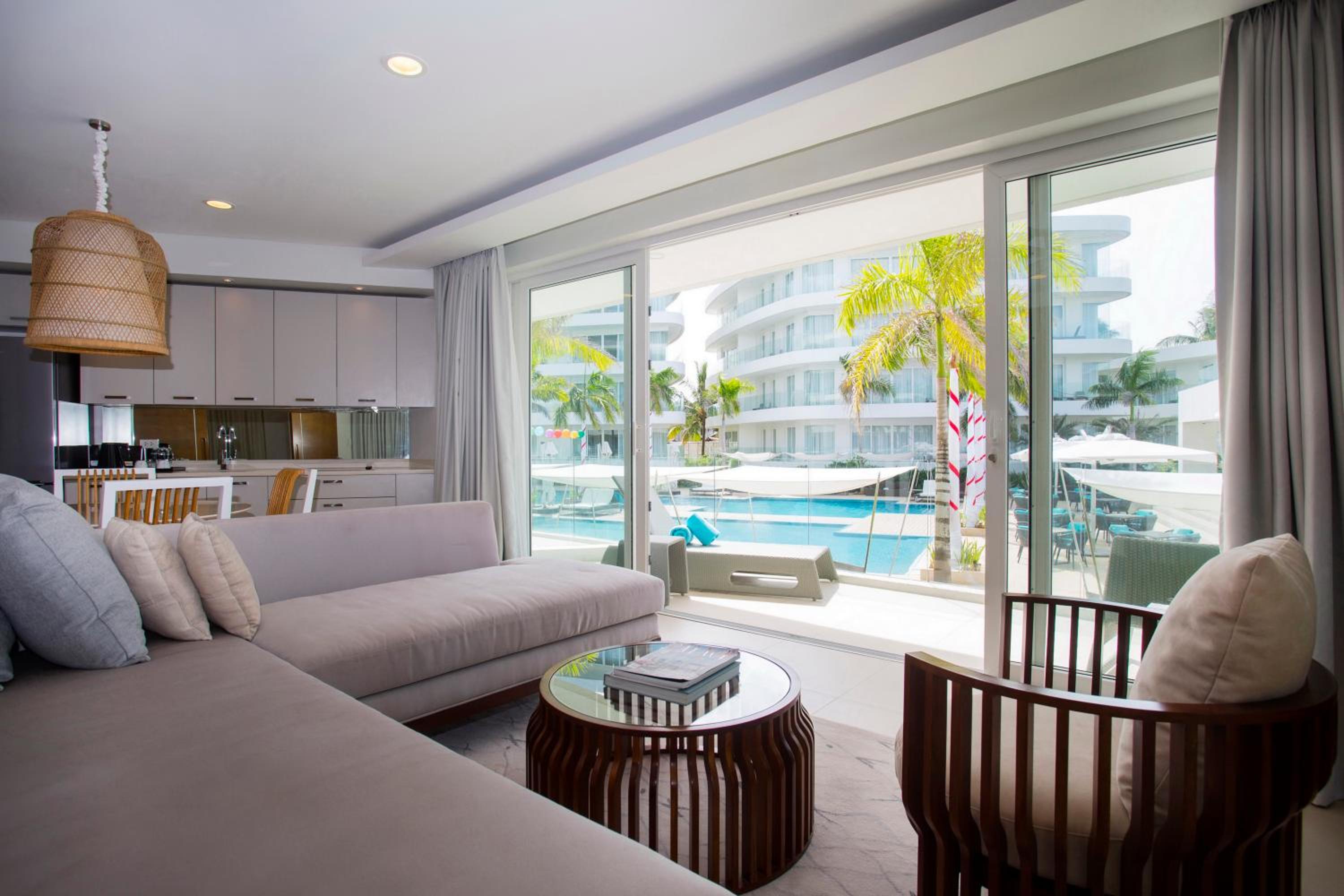 Premier Suite One Bedroom Pool View - Photo 2