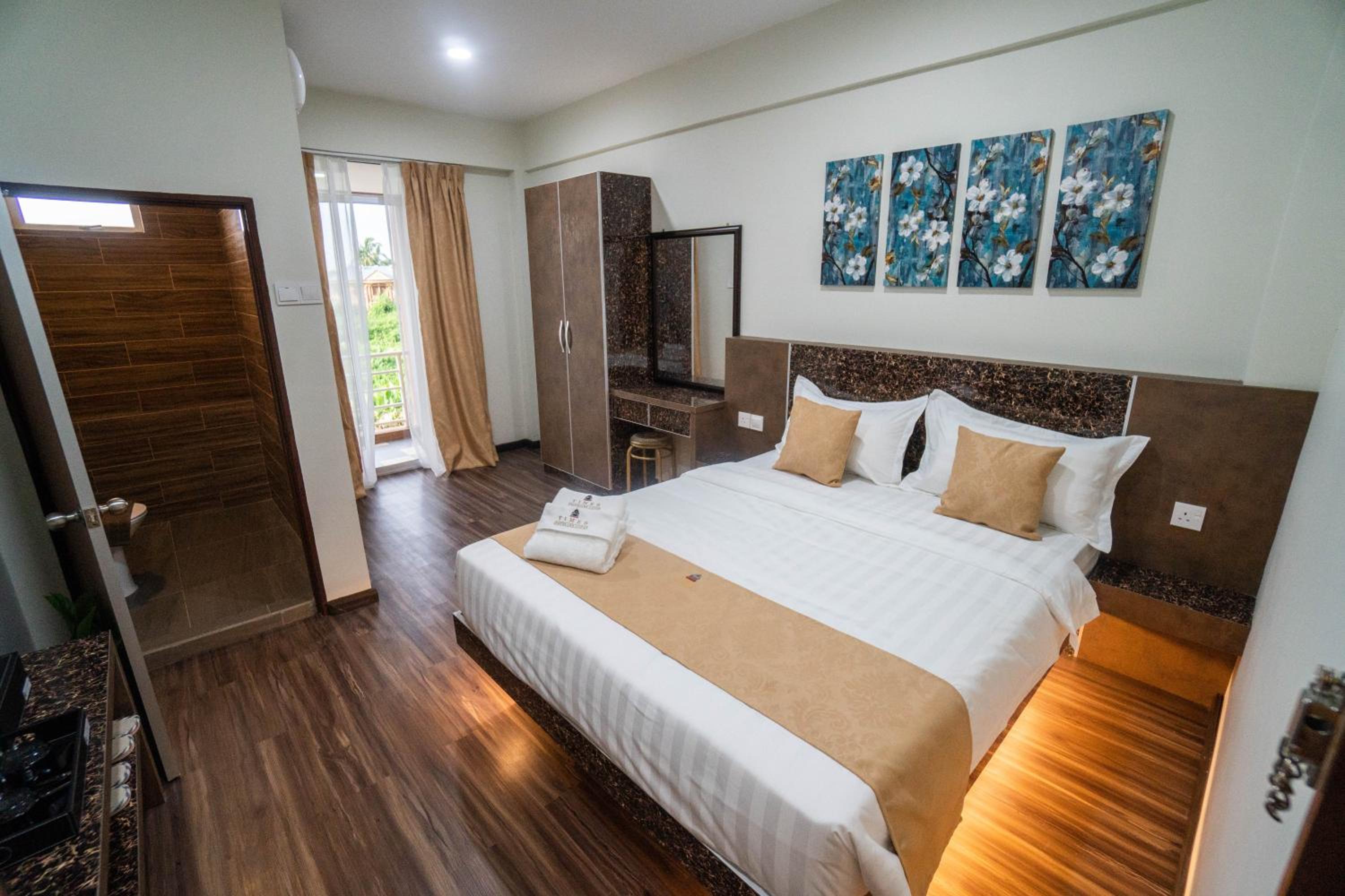 Deluxe King Room photo 2