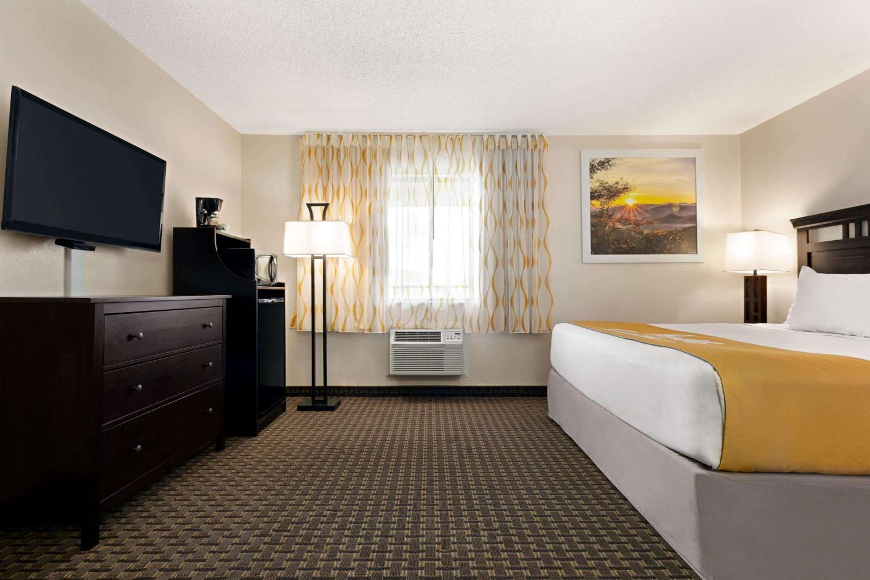 King Room - Non-Smoking - Photo 1