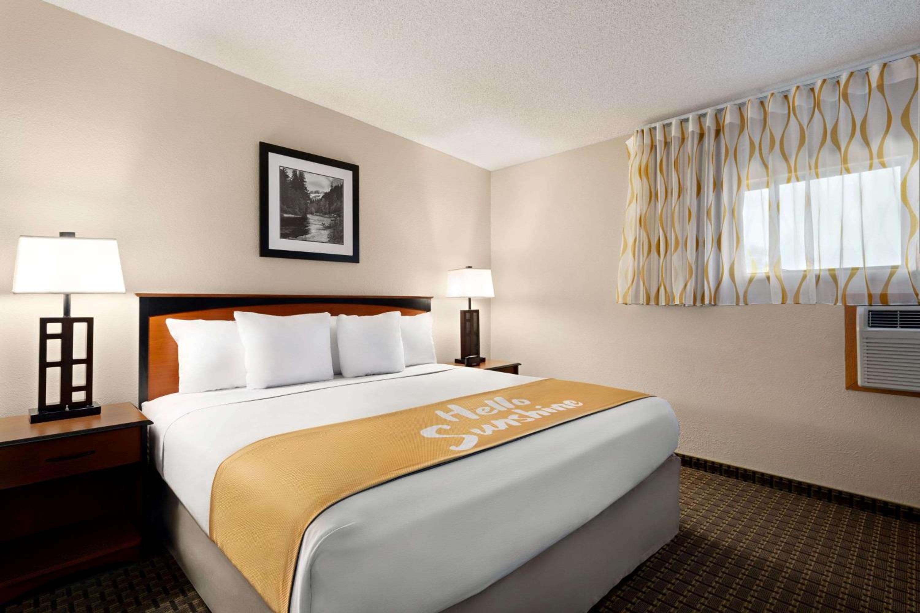 King Room - Non-Smoking - Photo 2