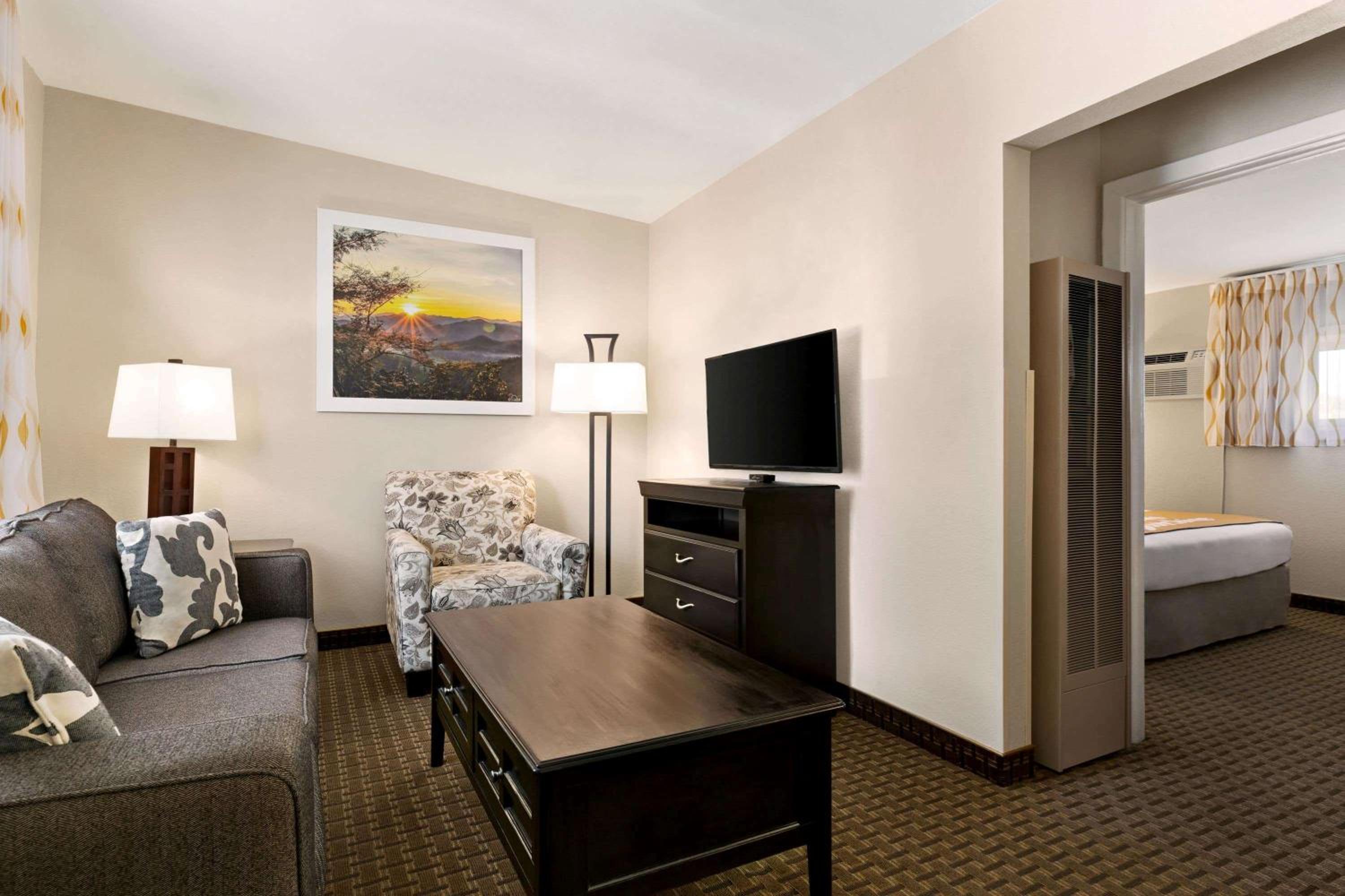 Two-Room Queen Suite - Non-Smoking