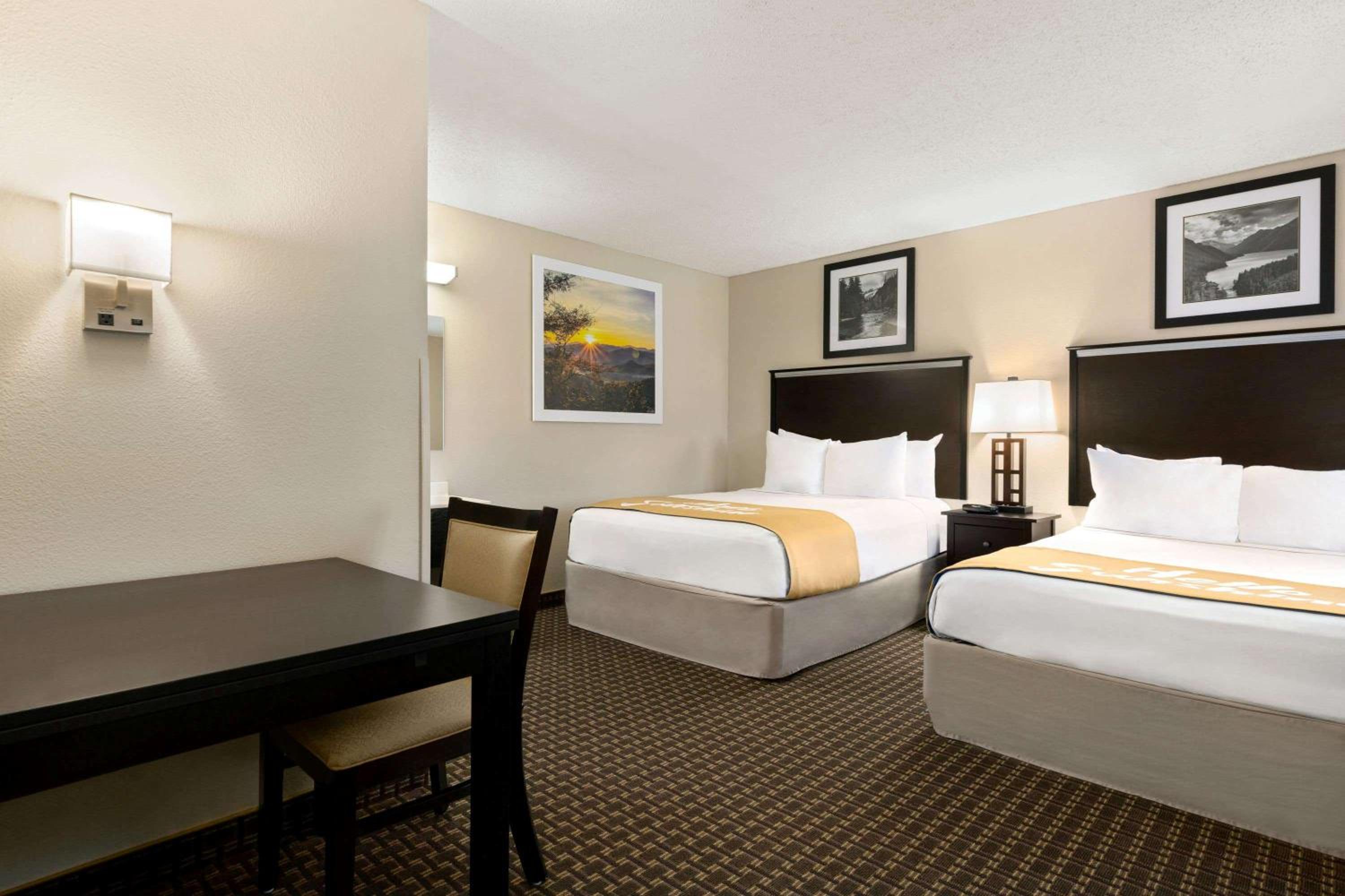 Queen Room with Two Queen Beds- Second Floor/Non-Smoking - Photo 2