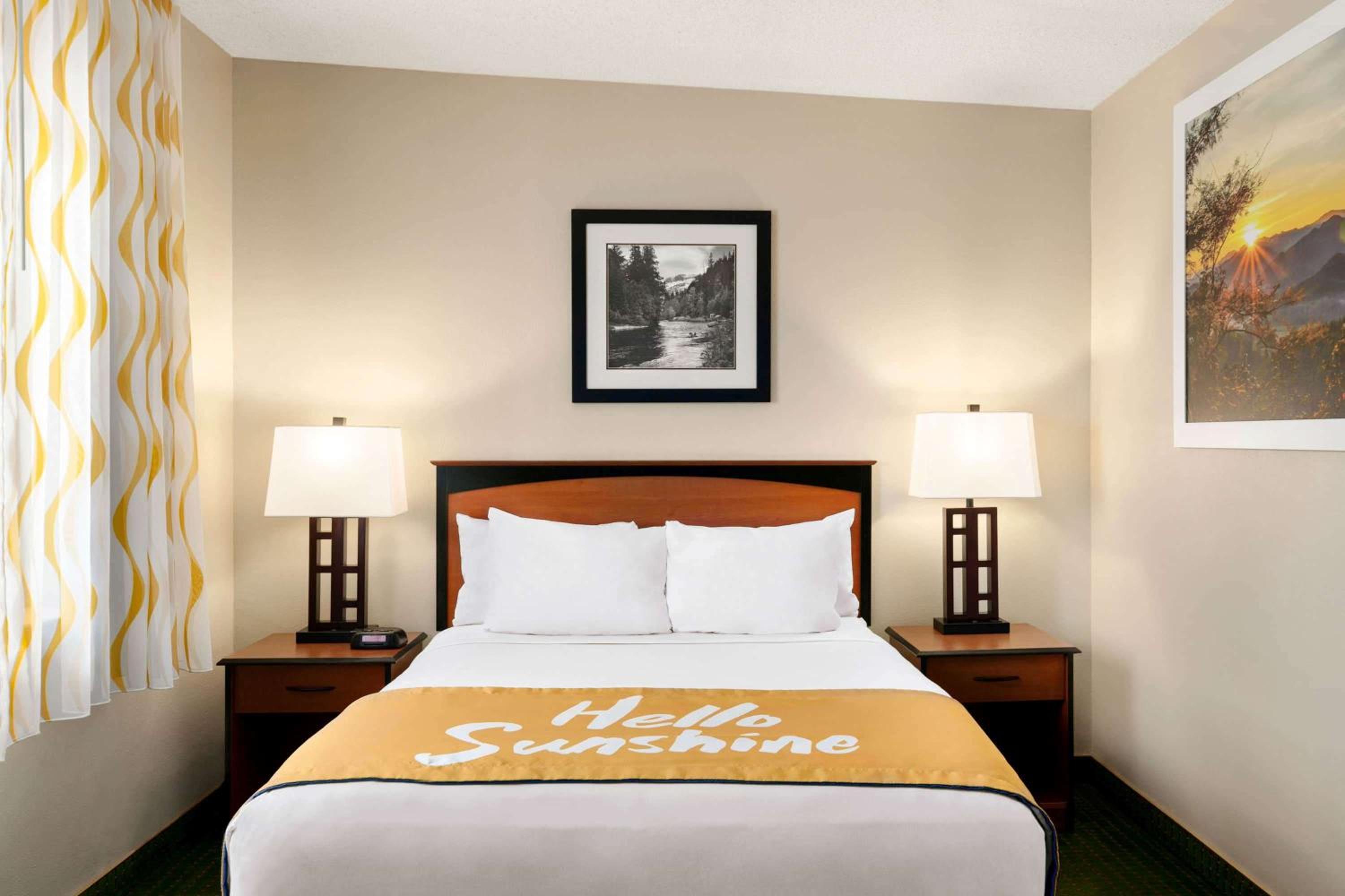 King Room - Non-Smoking - Photo 4