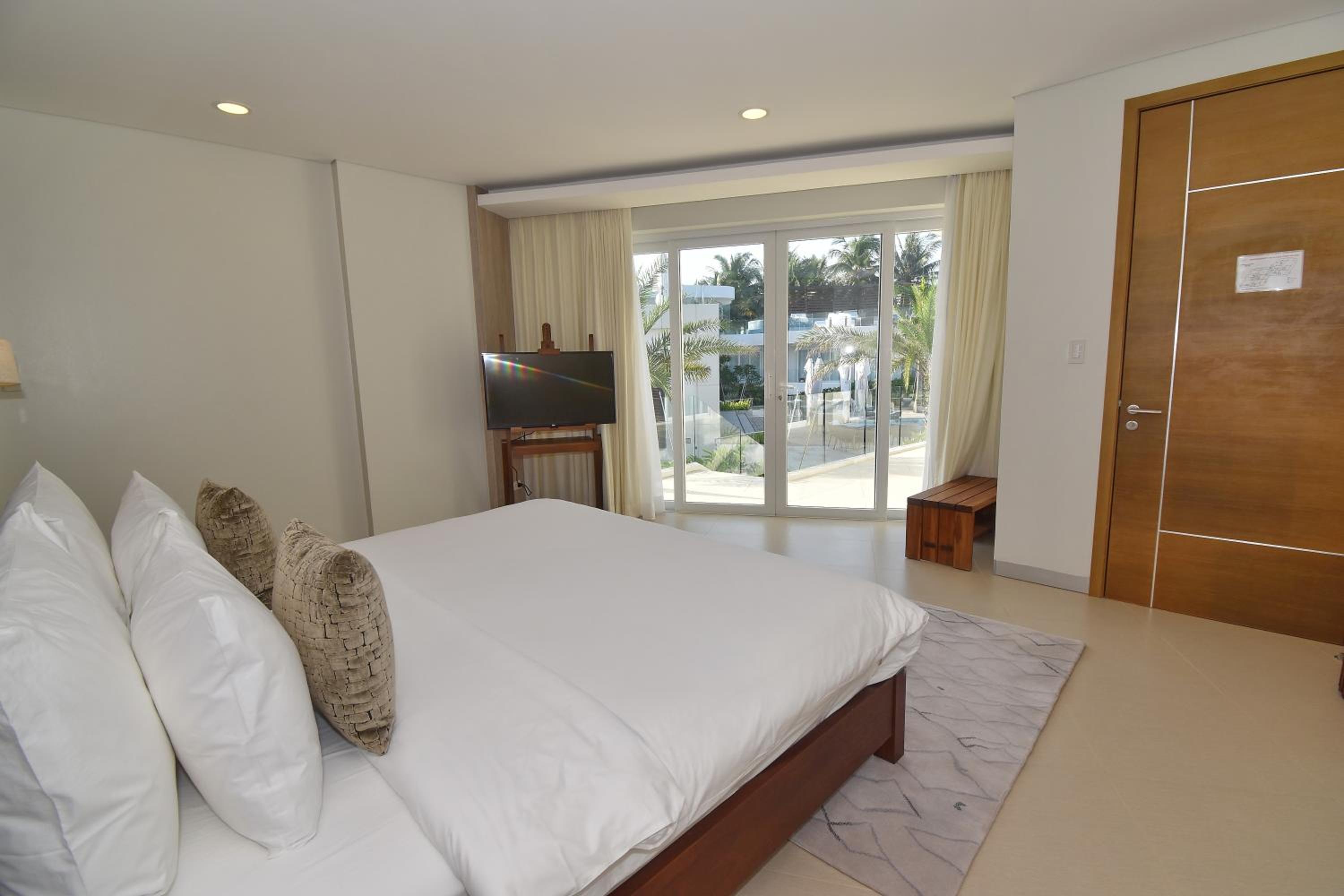 Premier Suite Two Bedroom Pool View - Photo 6