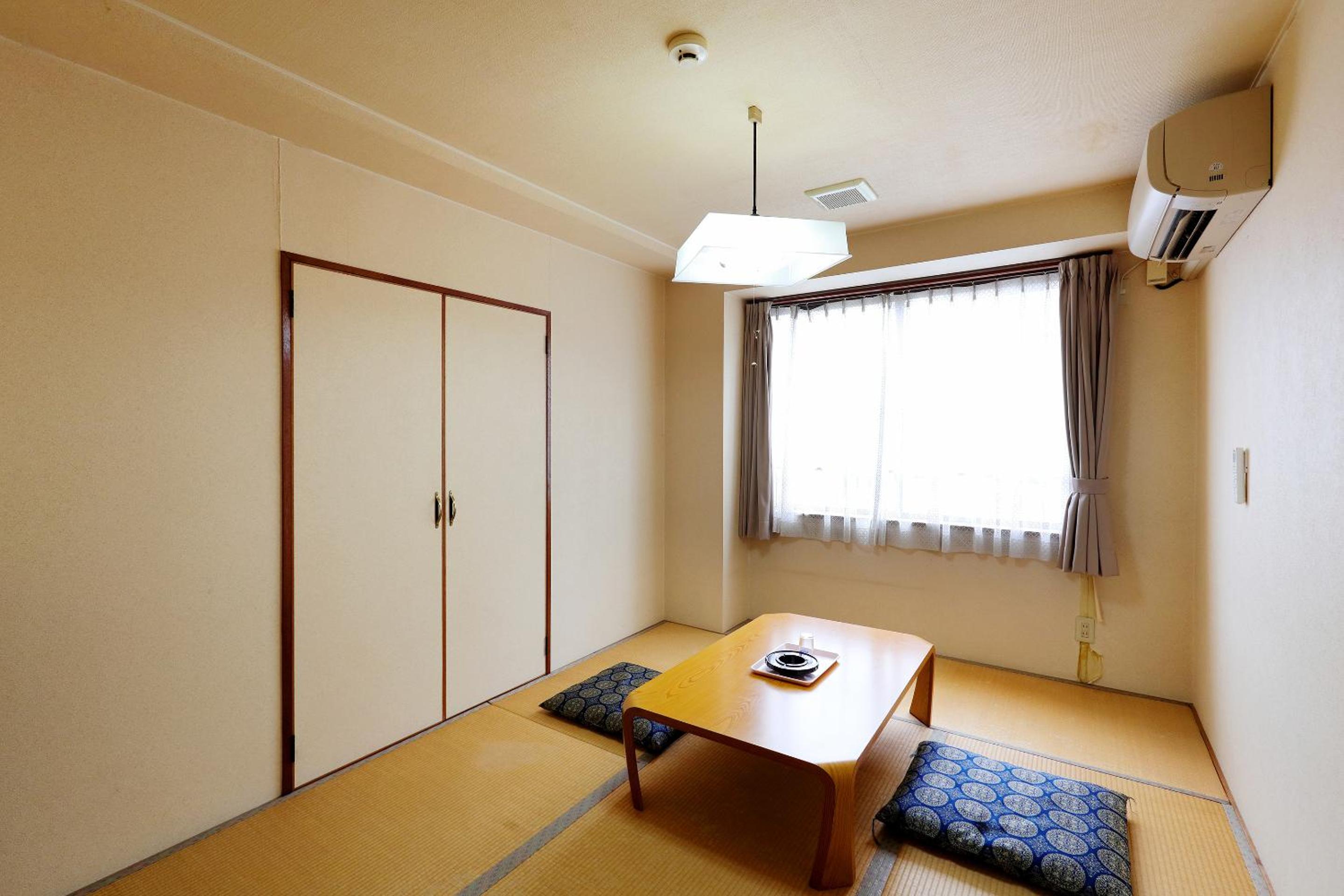 Japanese-Style Twin Room with Shared bathroom -Smoking photo 3