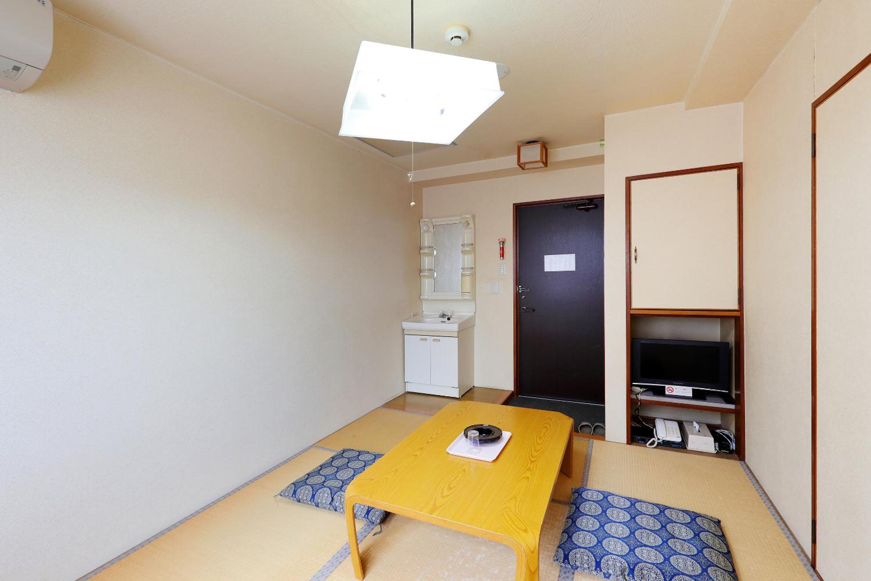 Japanese-Style Twin Room with Shared bathroom -Smoking photo 2
