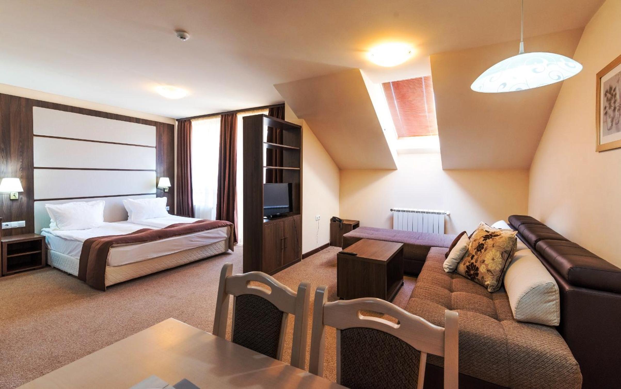 One-Bedroom Suite with Balcony (2 Adults) photo 2